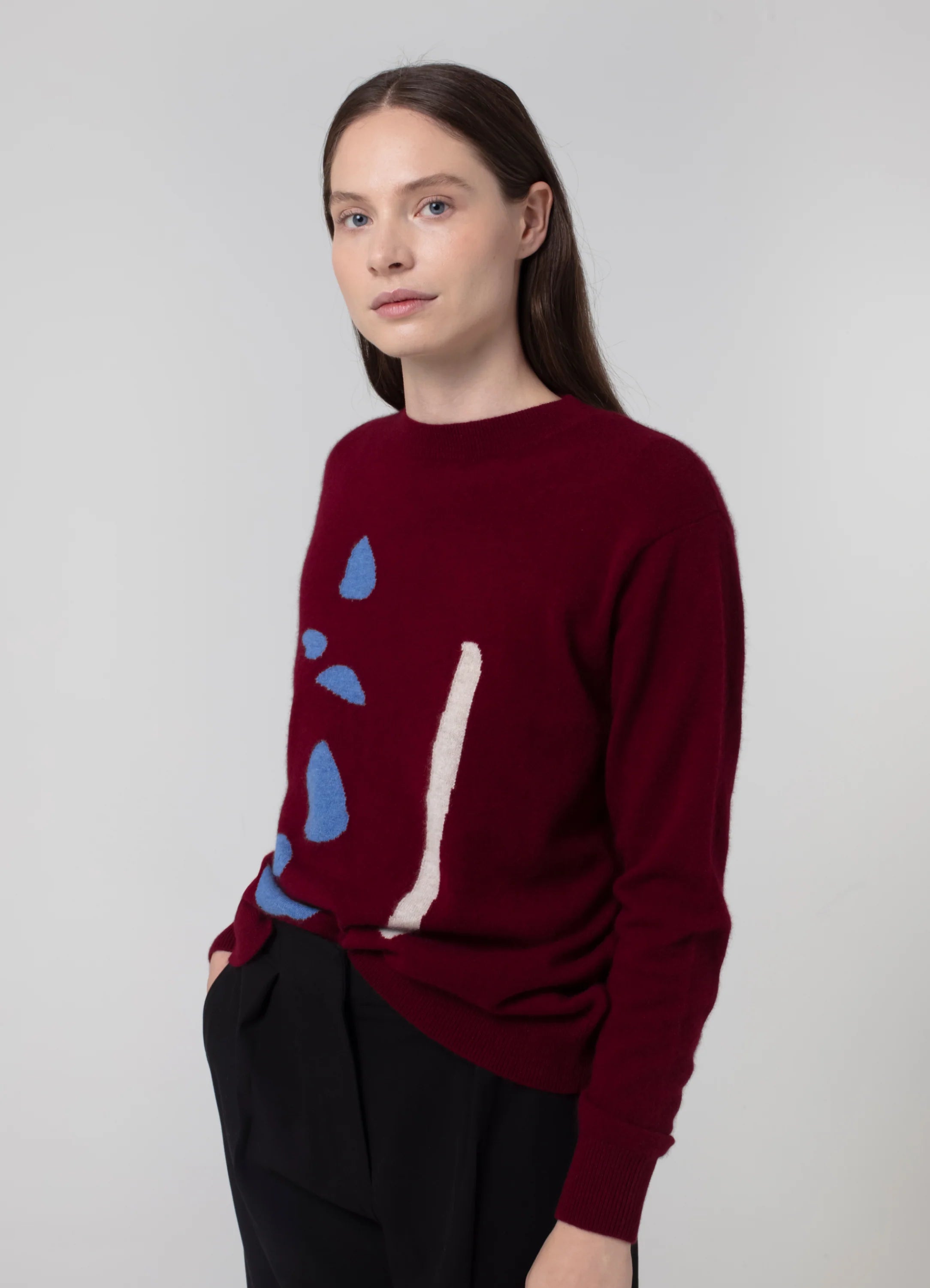Le mannequin mesure 1m80 et porte une taille S.