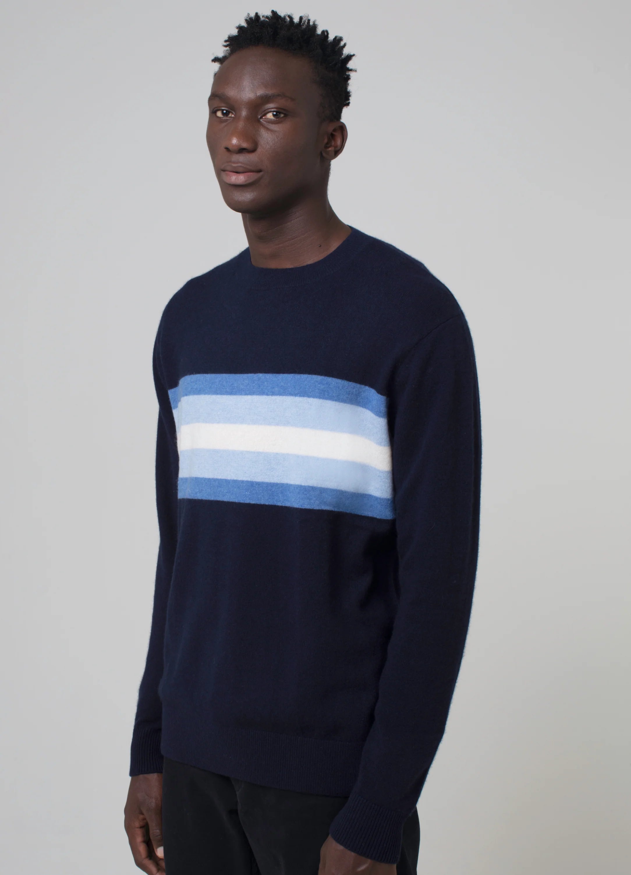 Le mannequin mesure 1m88 et porte une taille L.