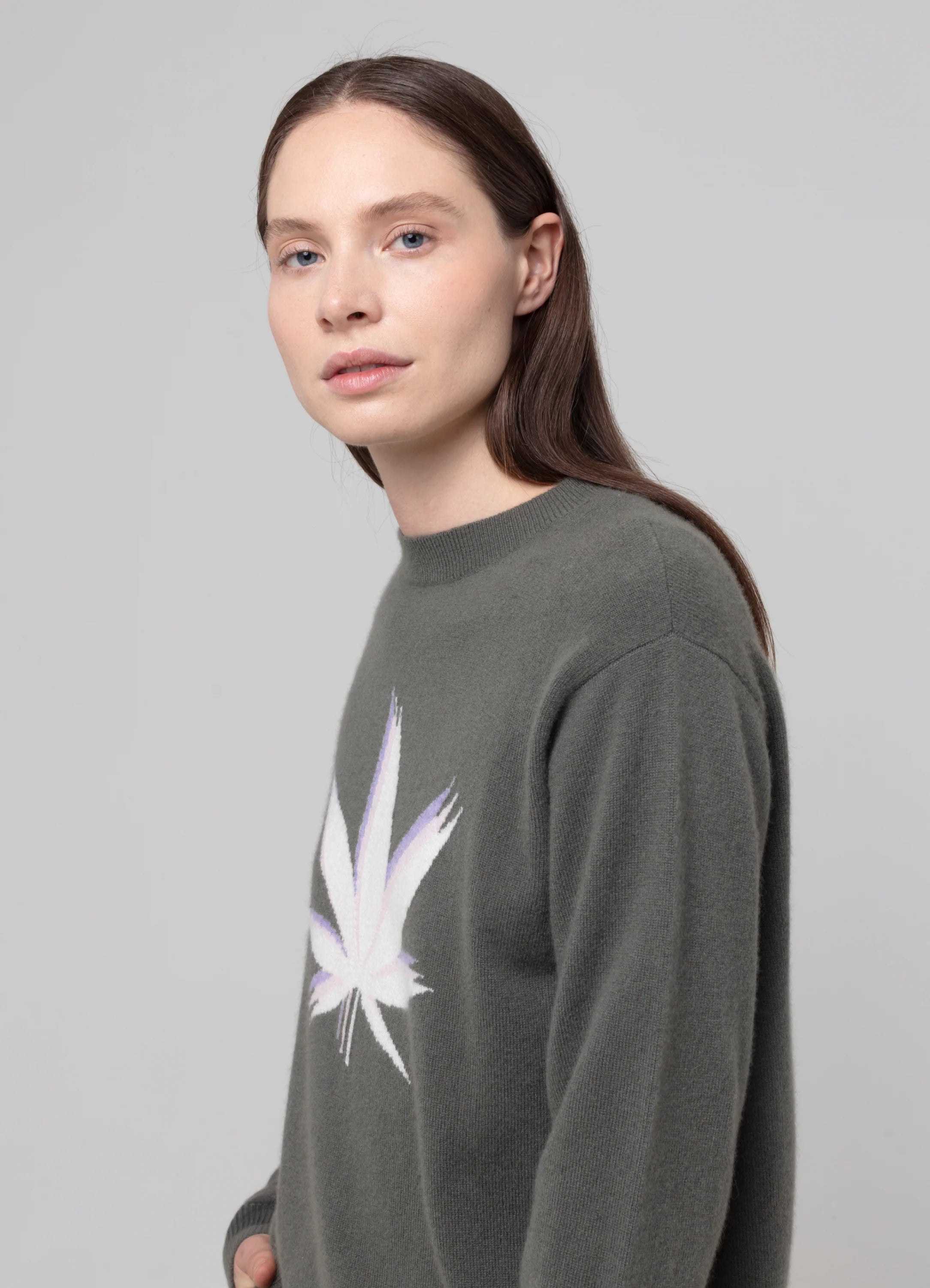 Le mannequin mesure 1m80 et porte une taille S.