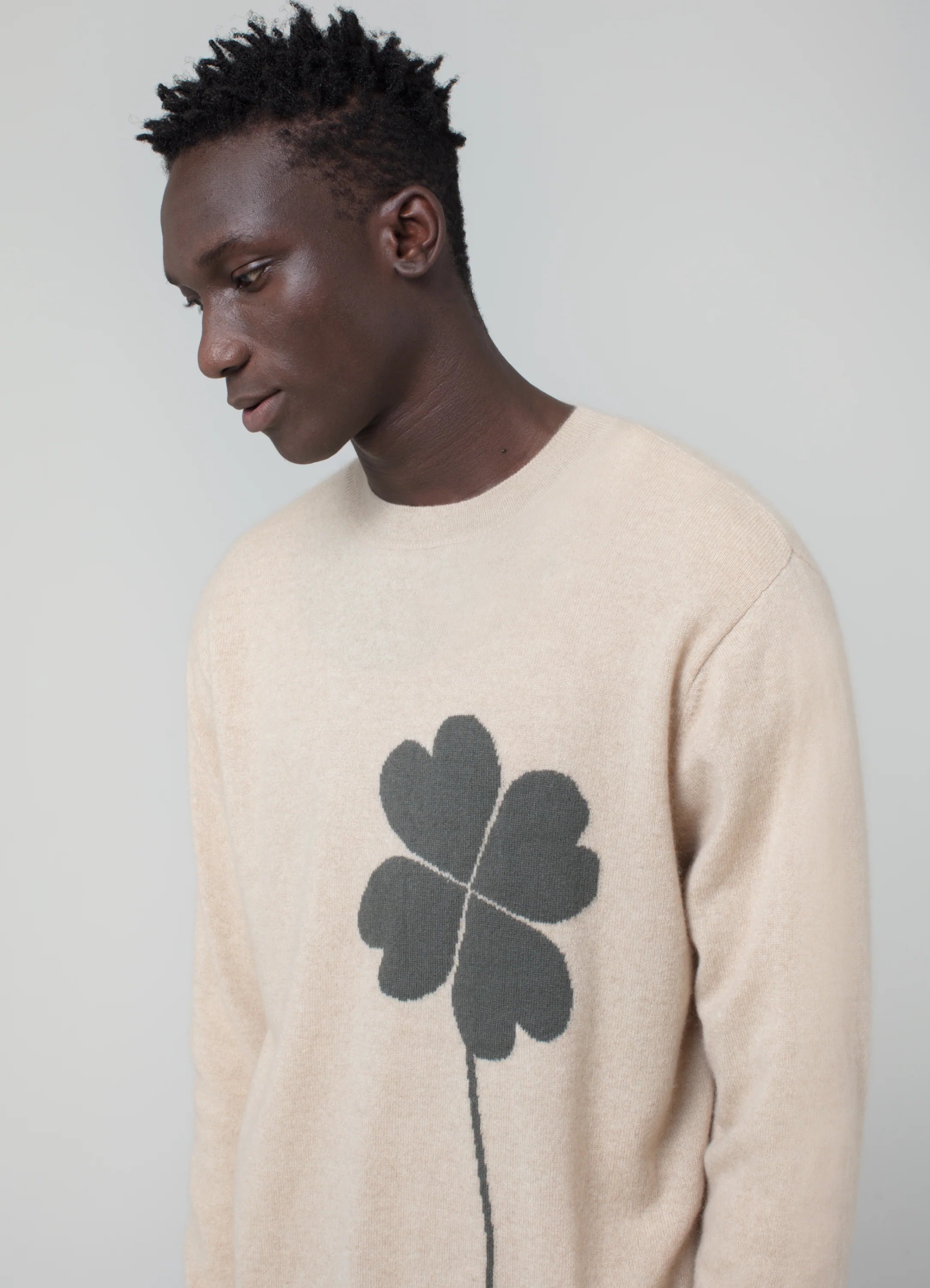 Le mannequin mesure 1m88 et porte une taille L.