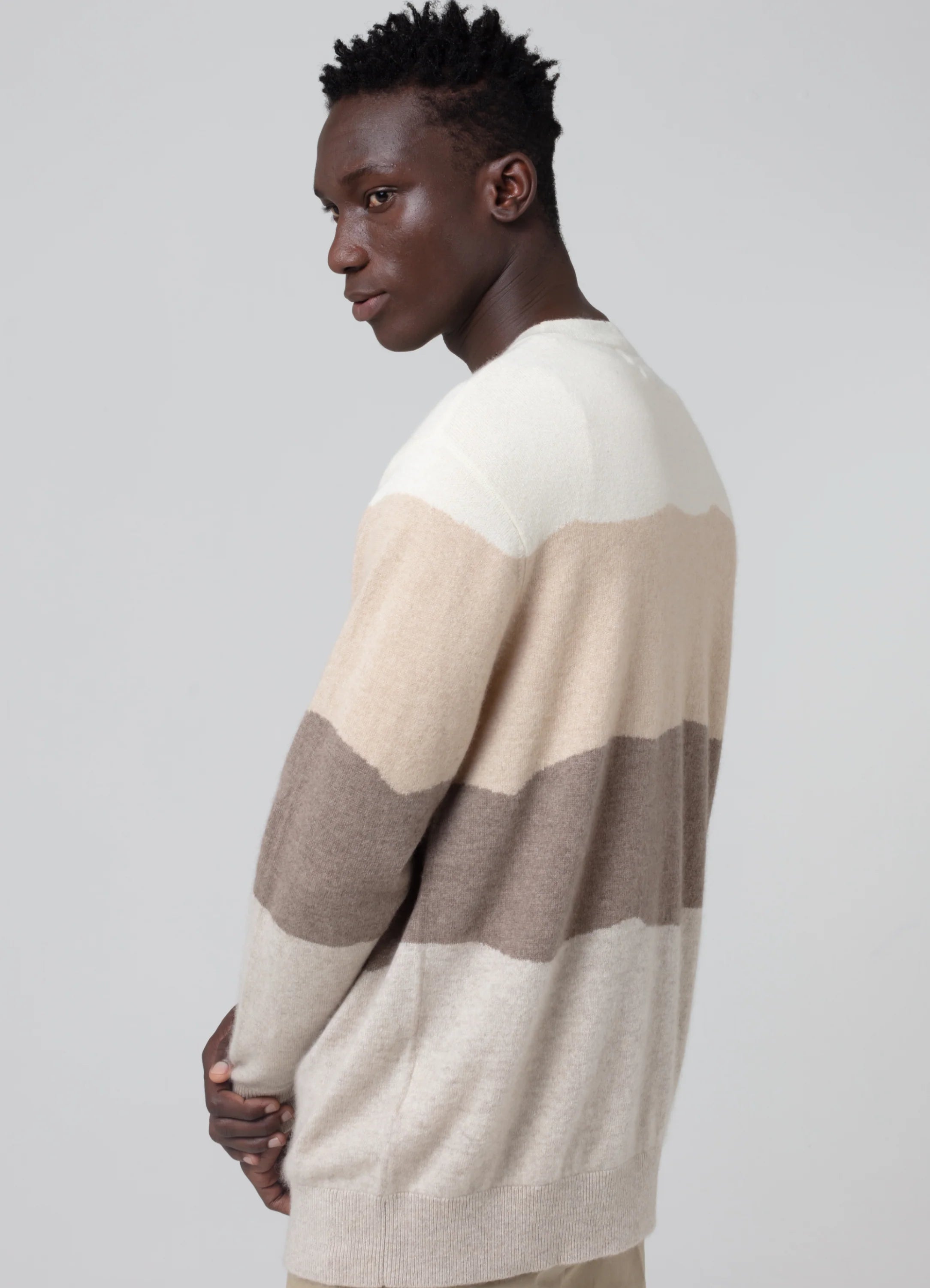 Le mannequin mesure 1m91 et porte une taille L.