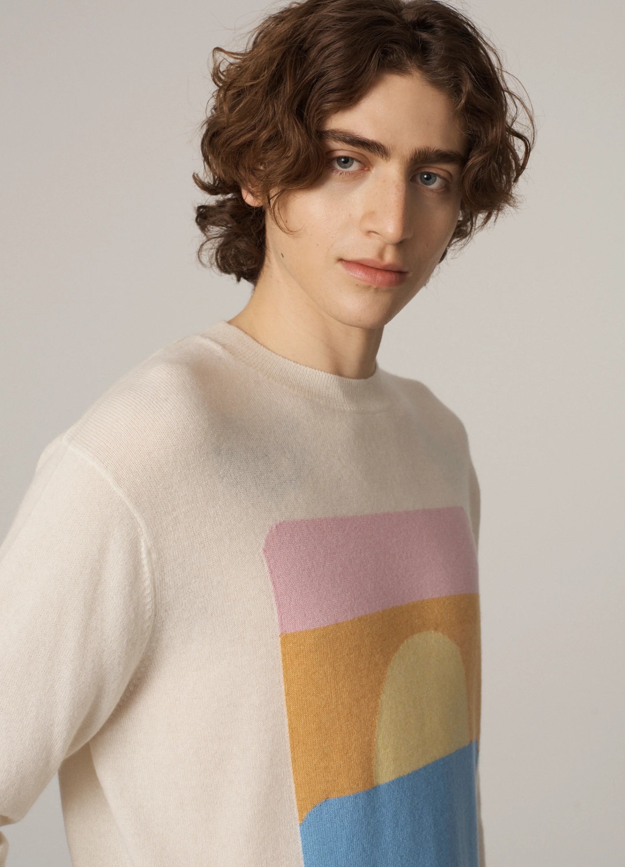 Le mannequin mesure 1m91 et porte une taille L.