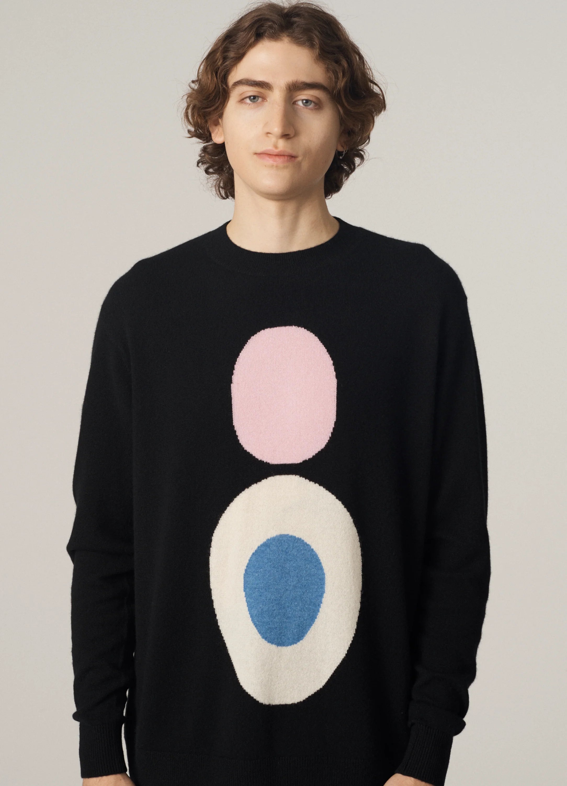 Le mannequin mesure 1m91 et porte une taille L.