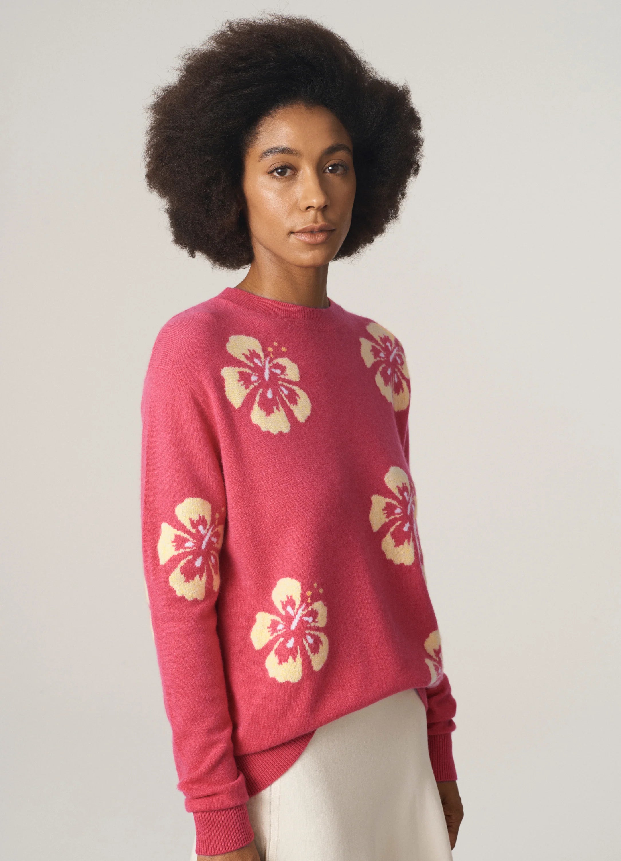 Le mannequin mesure 1m80 et porte une taille S.