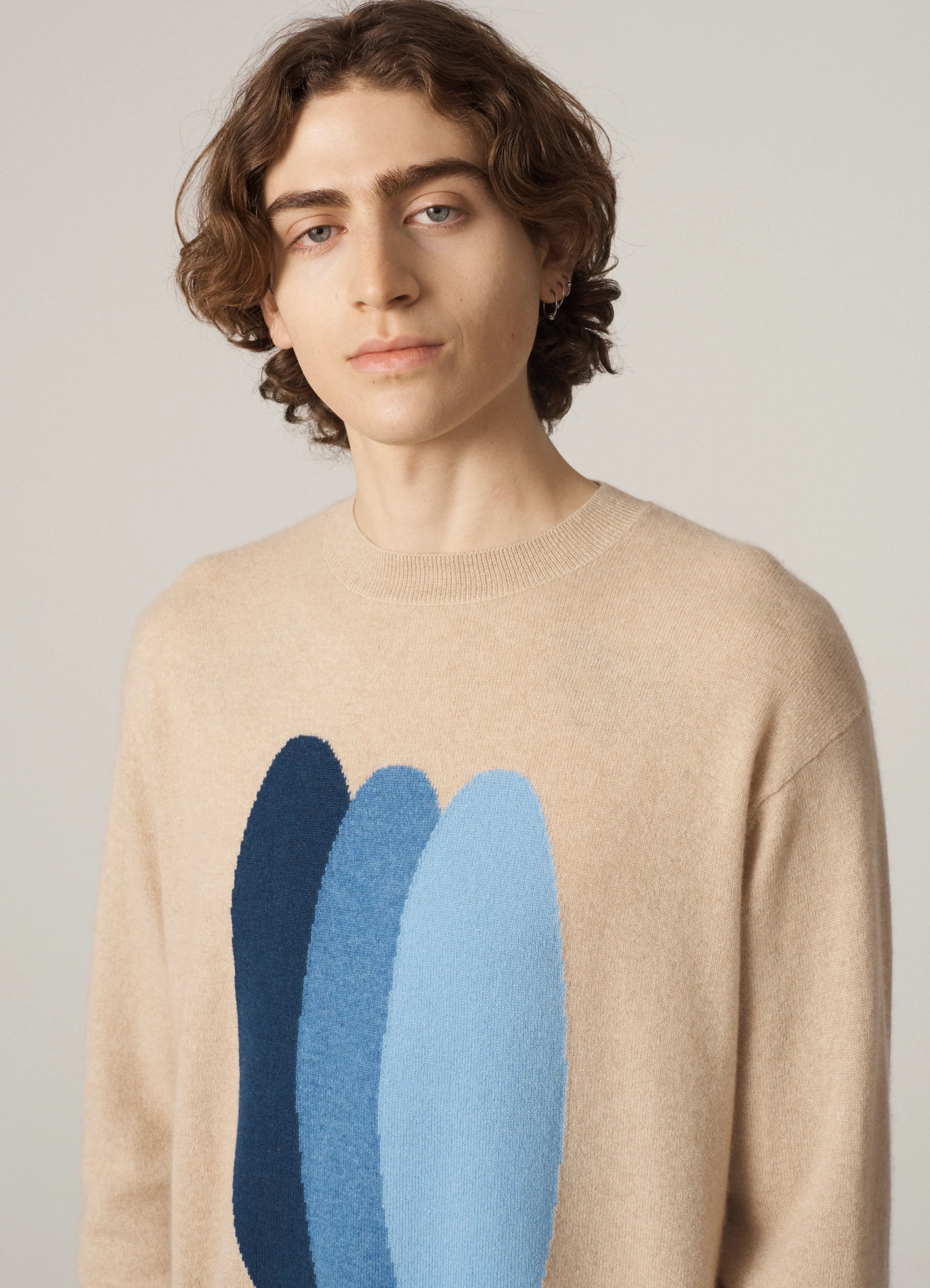 Le mannequin mesure 1m91 et porte une taille L.