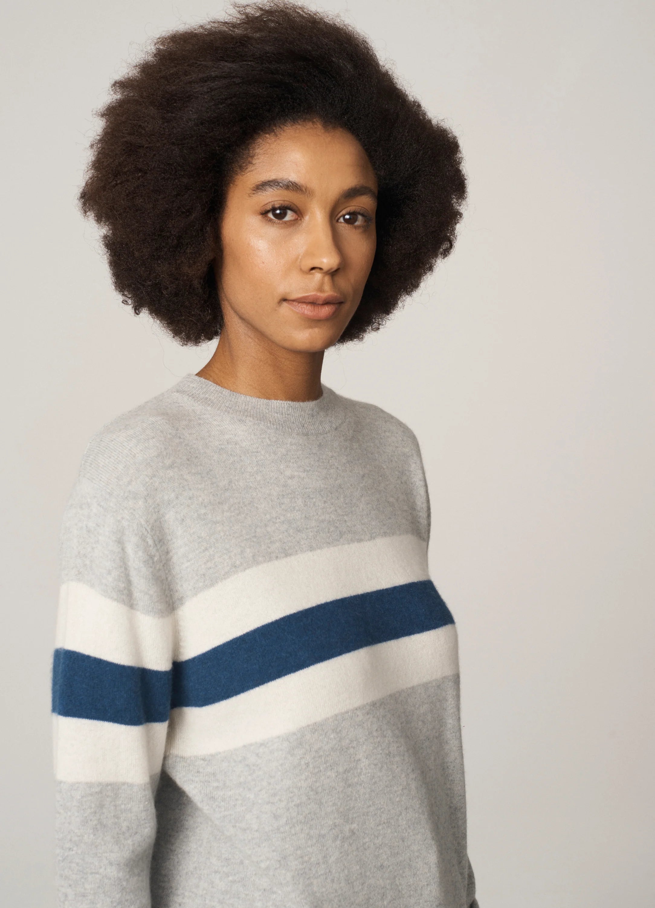 Le mannequin mesure 1m80 et porte une taille S.