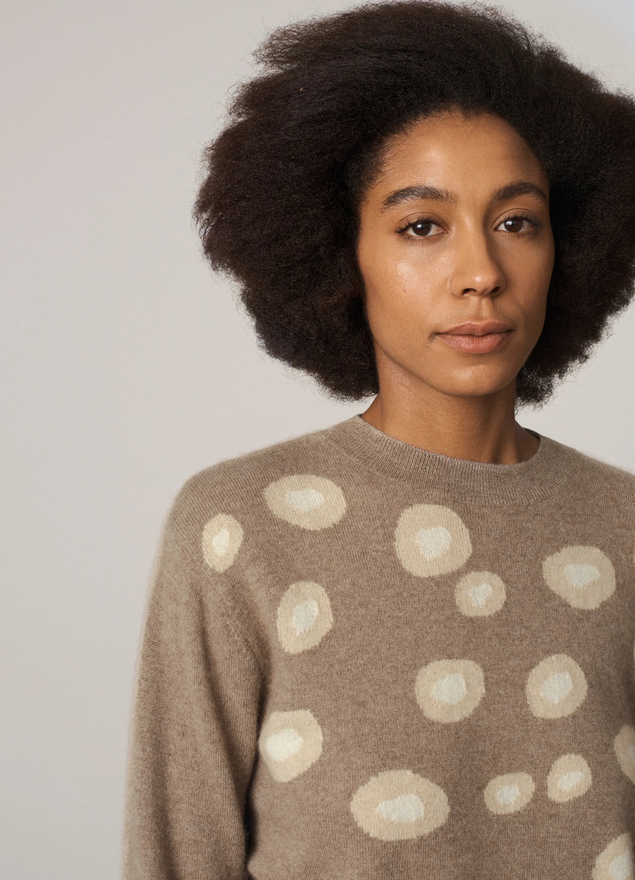 Le mannequin mesure 1m80 et porte une taille S.