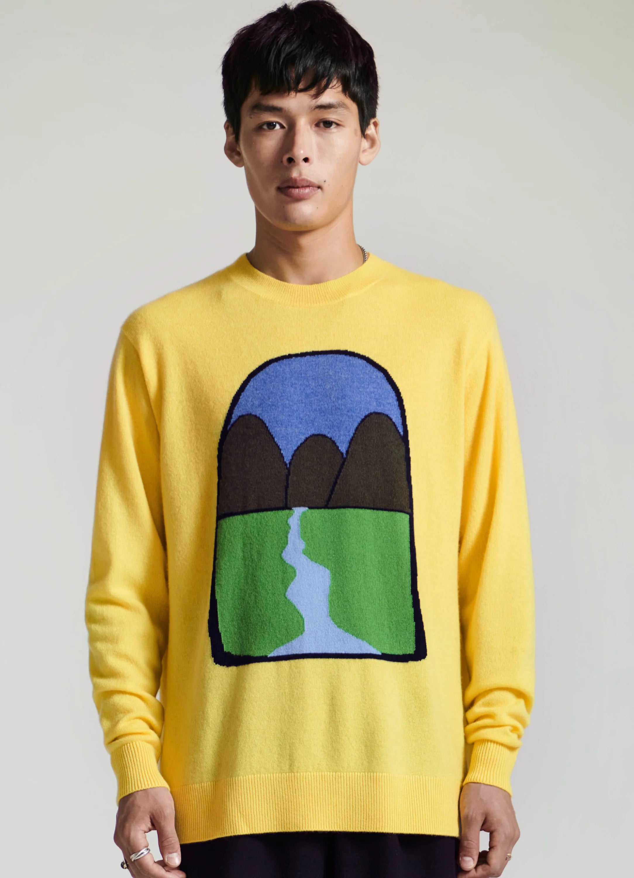Le mannequin mesure 1m80 et porte une taille S.