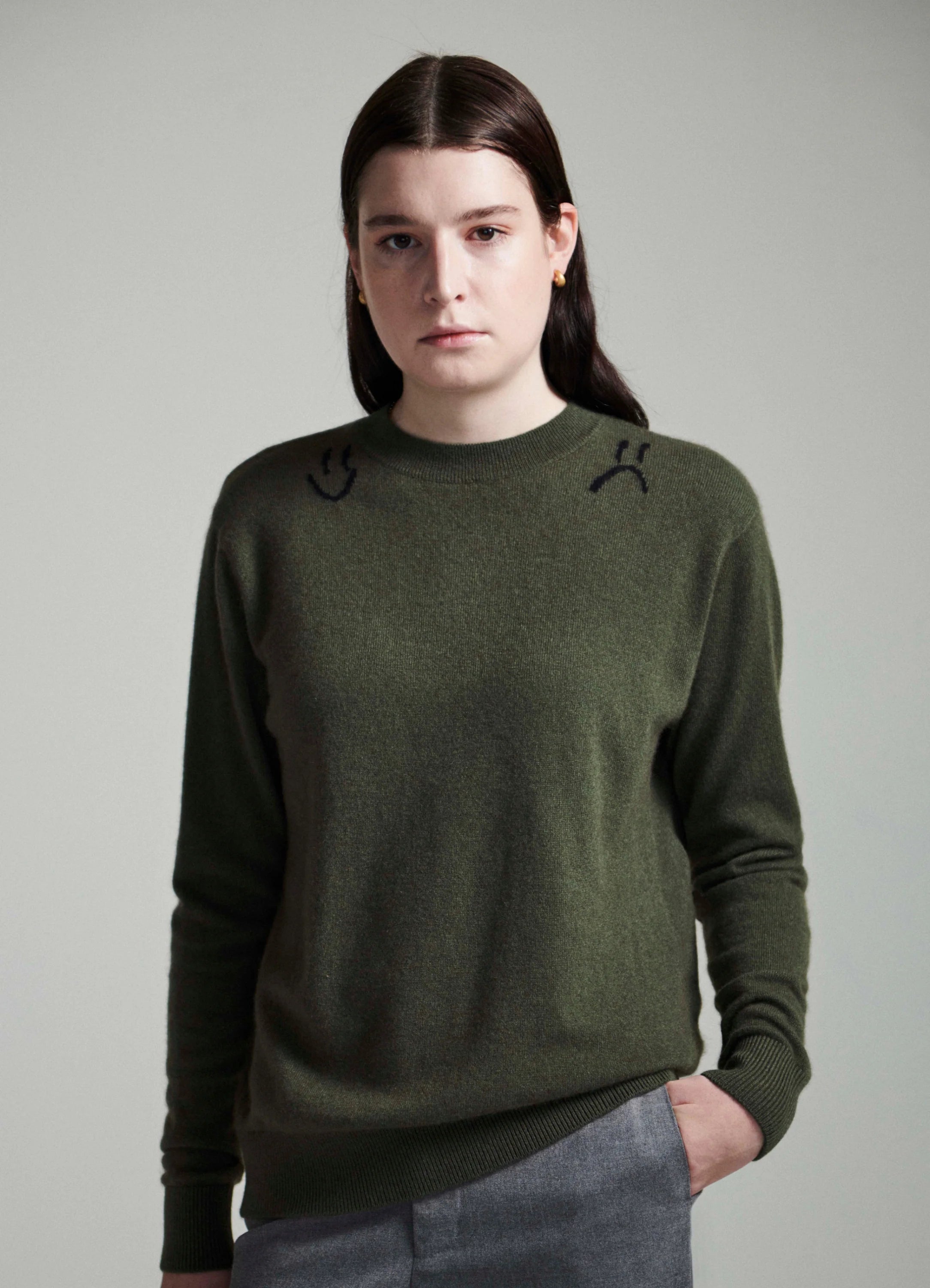 Le mannequin mesure 1m80 et porte une taille S.
