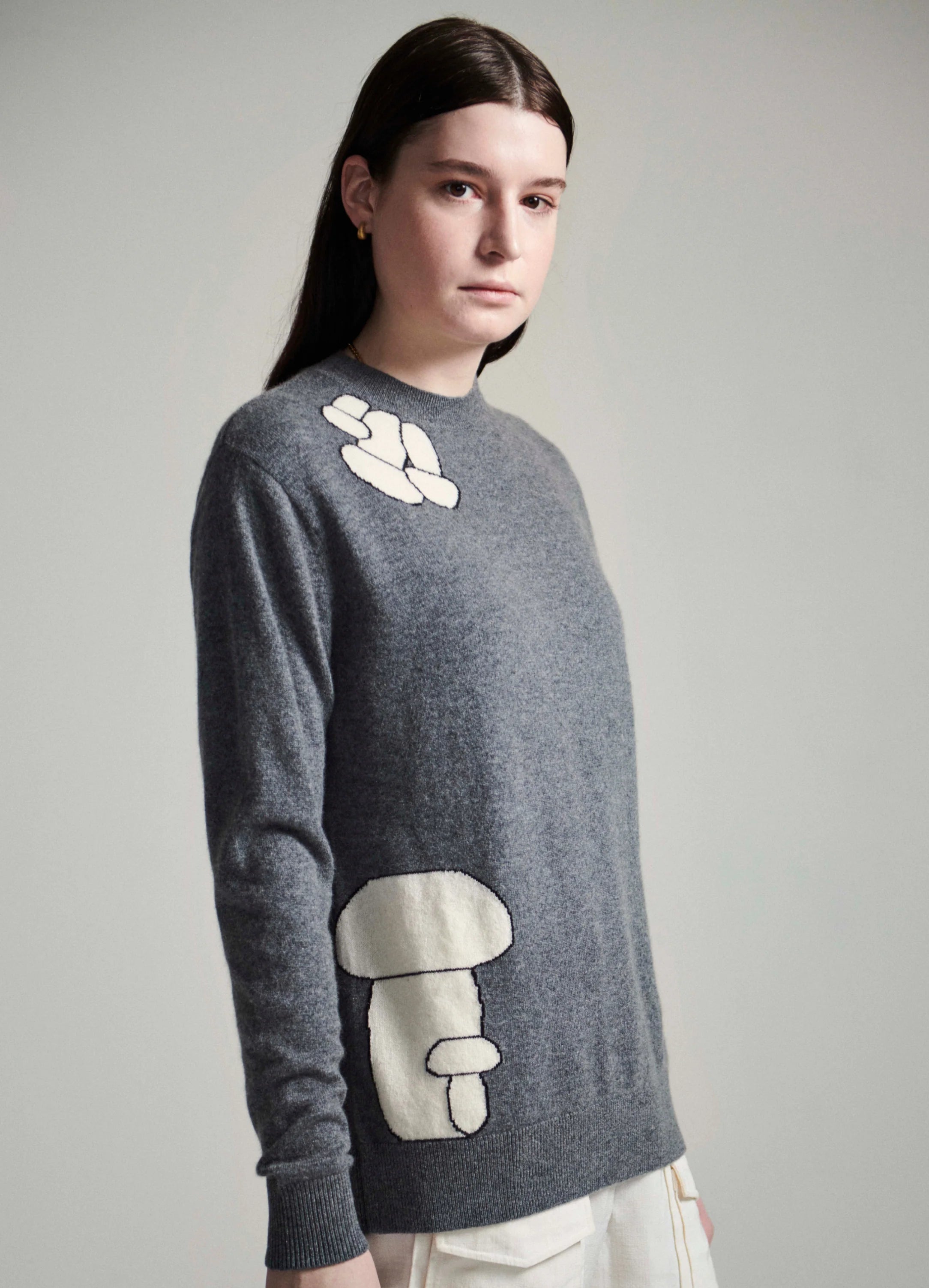 Le mannequin mesure 1m80 et porte une taille S.