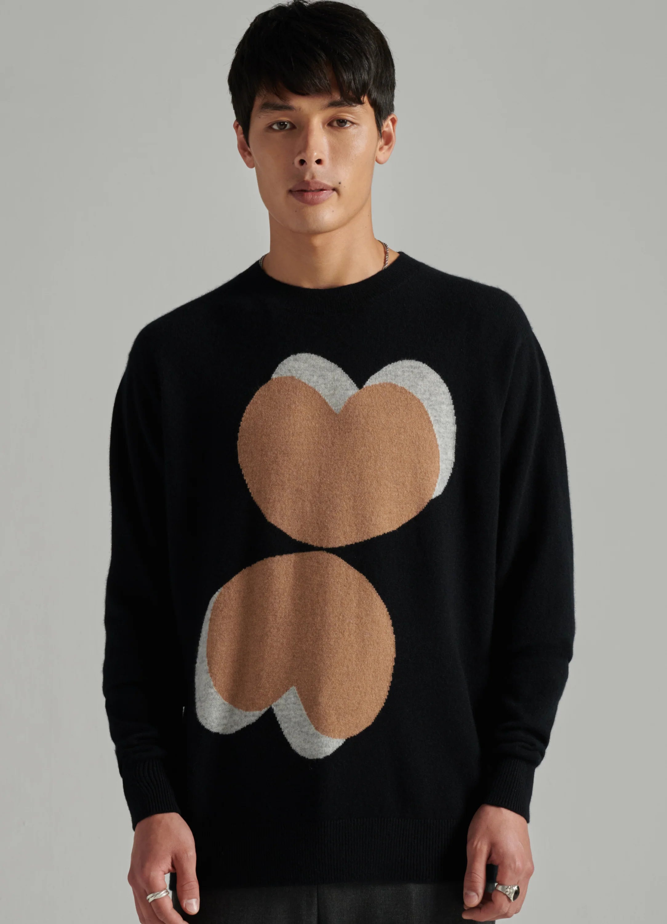 Le mannequin mesure 1m91 et porte une taille L.