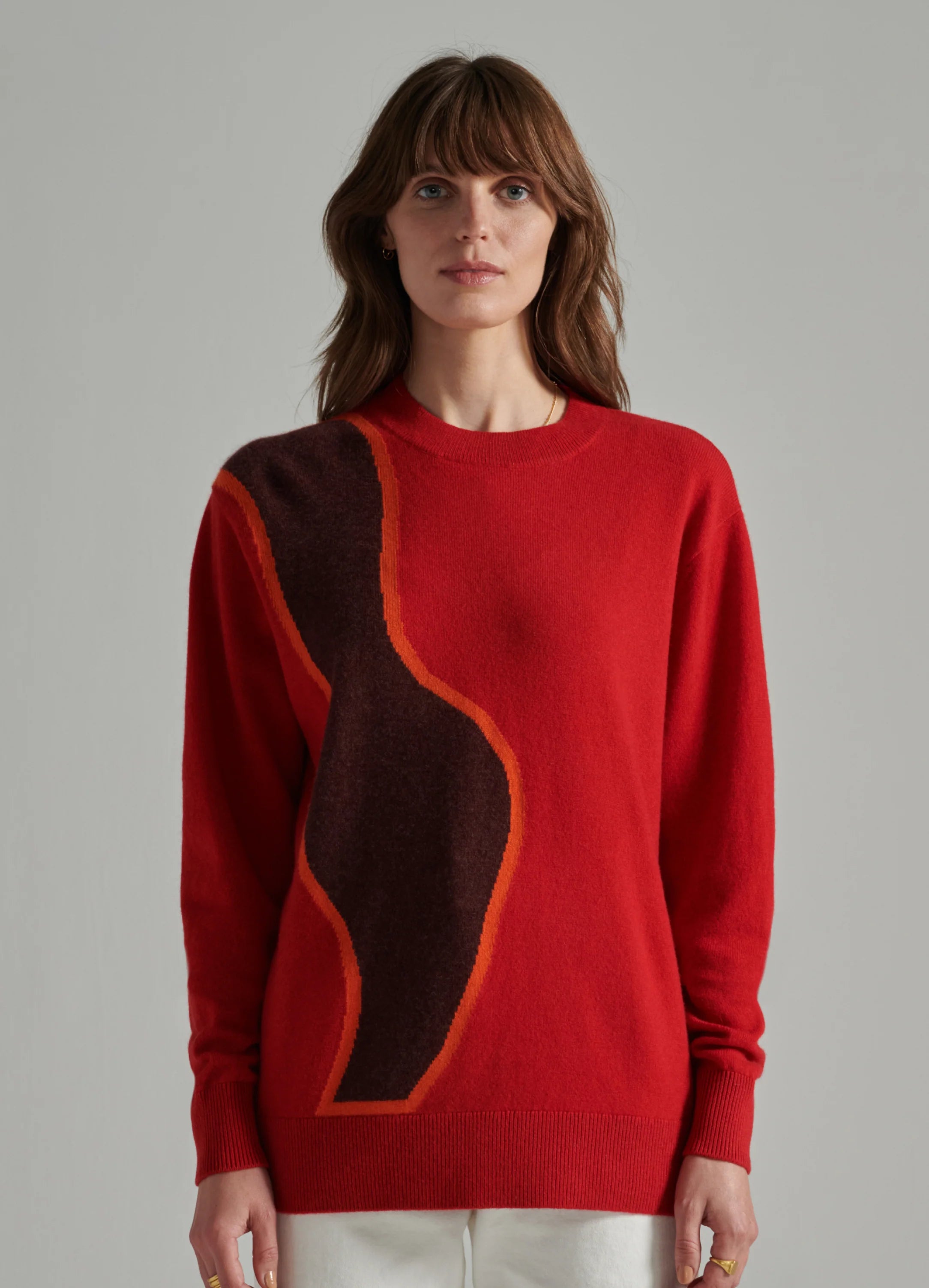 Le mannequin mesure 1m80 et porte une taille S.