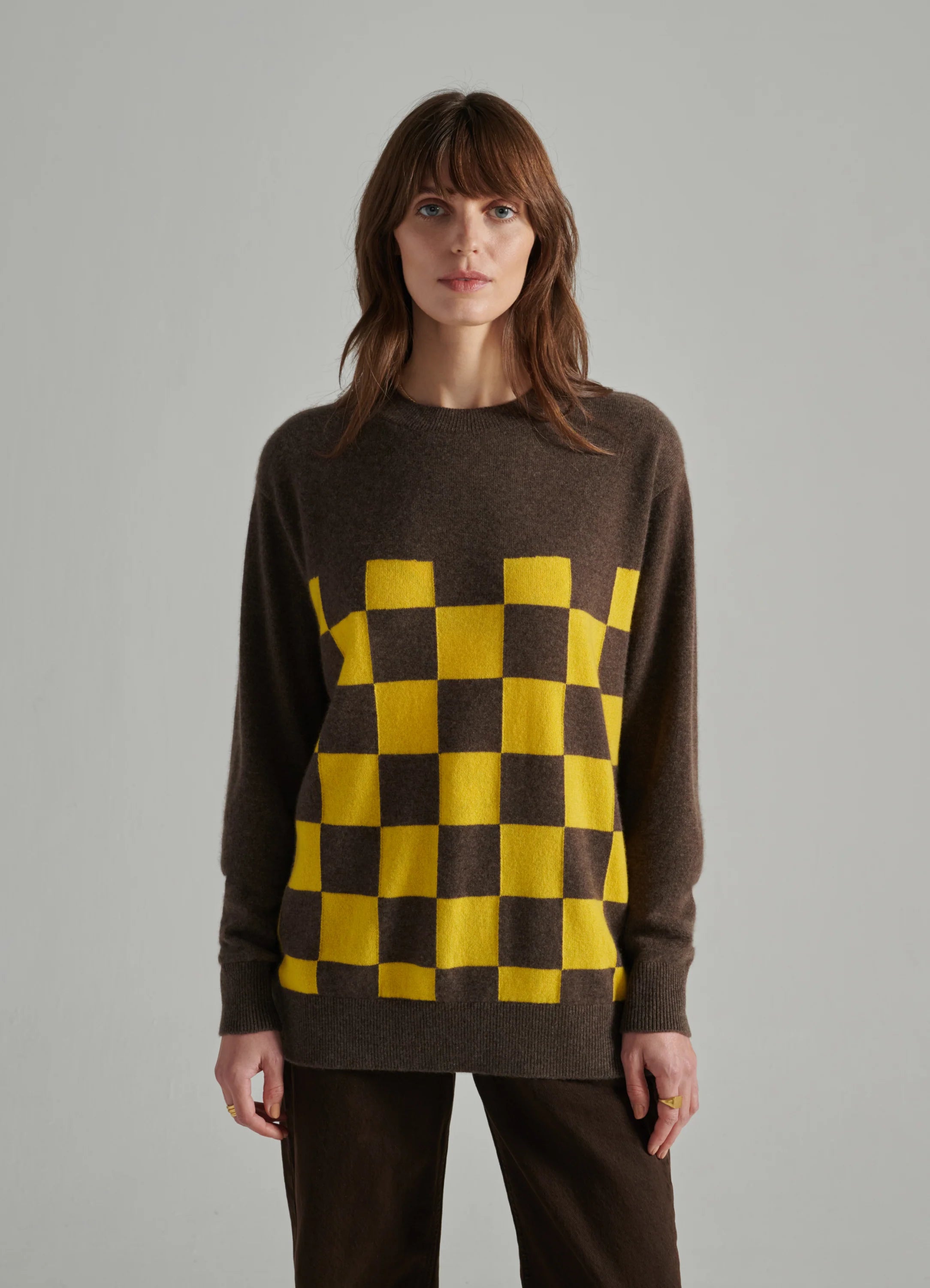 Le mannequin mesure 1m80 et porte une taille S.