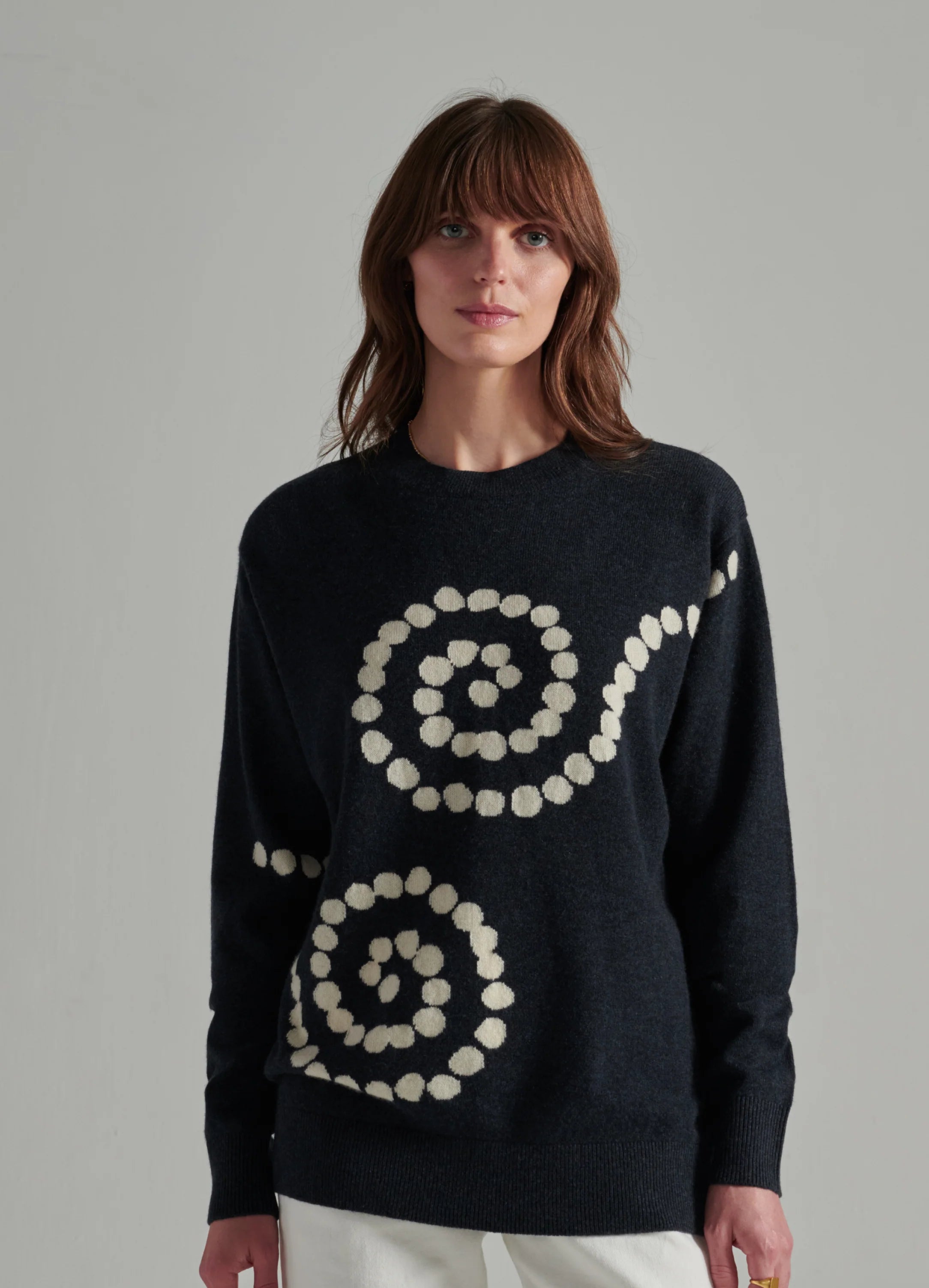 Le mannequin mesure 1m73 et porte une taille XS.
