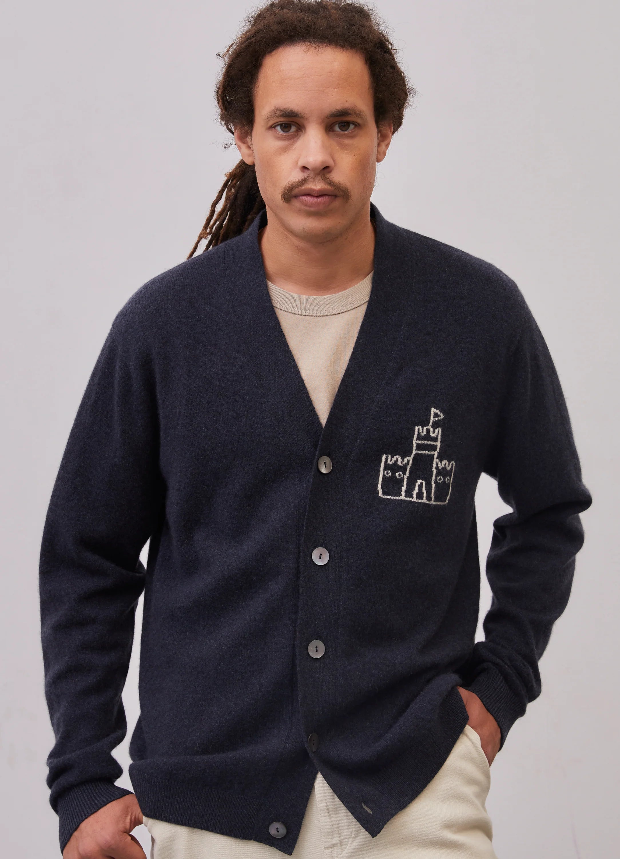Le mannequin mesure 1m83 et porte une taille L.