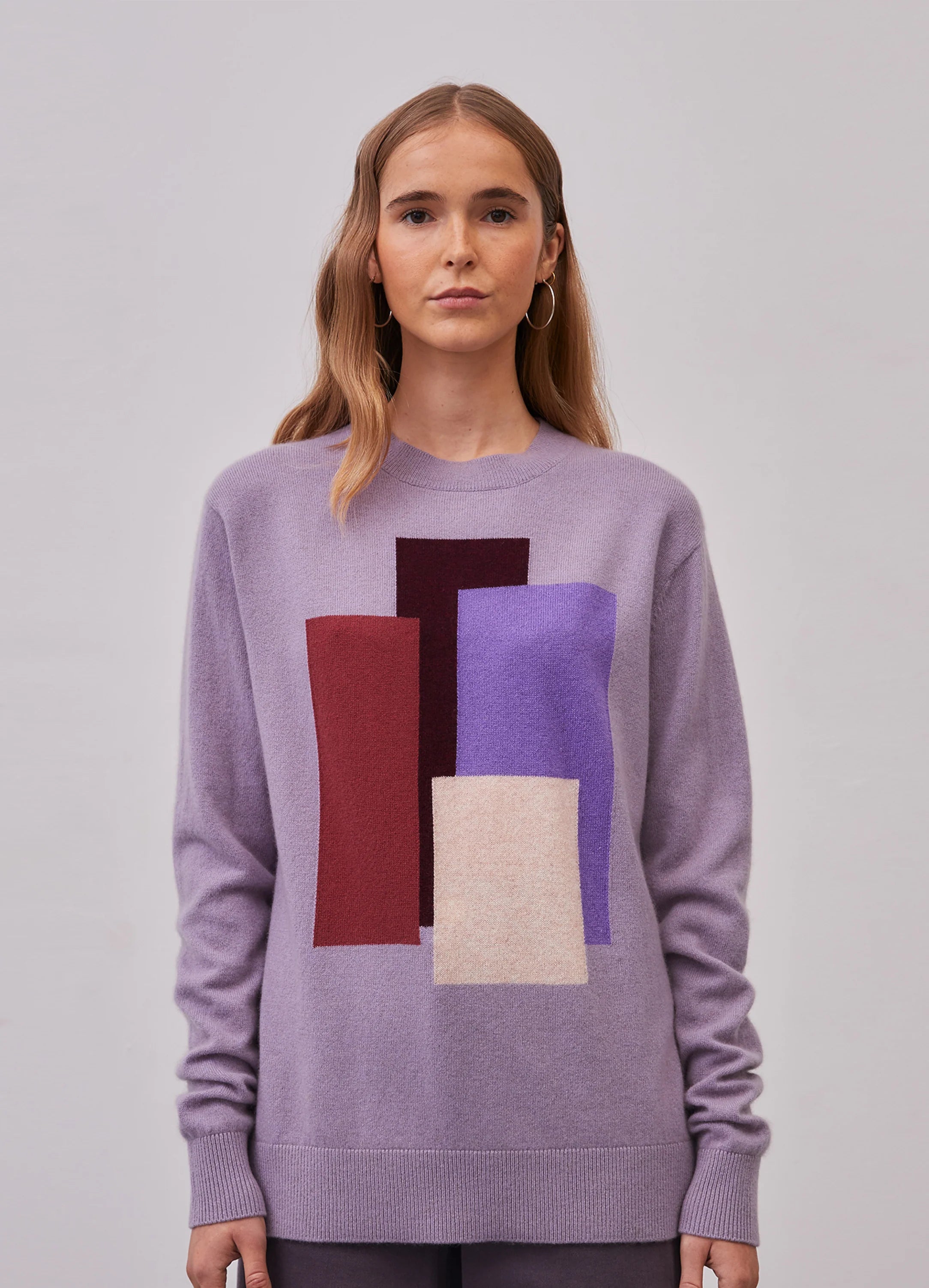 Le mannequin mesure 1m73 et porte une taille S.