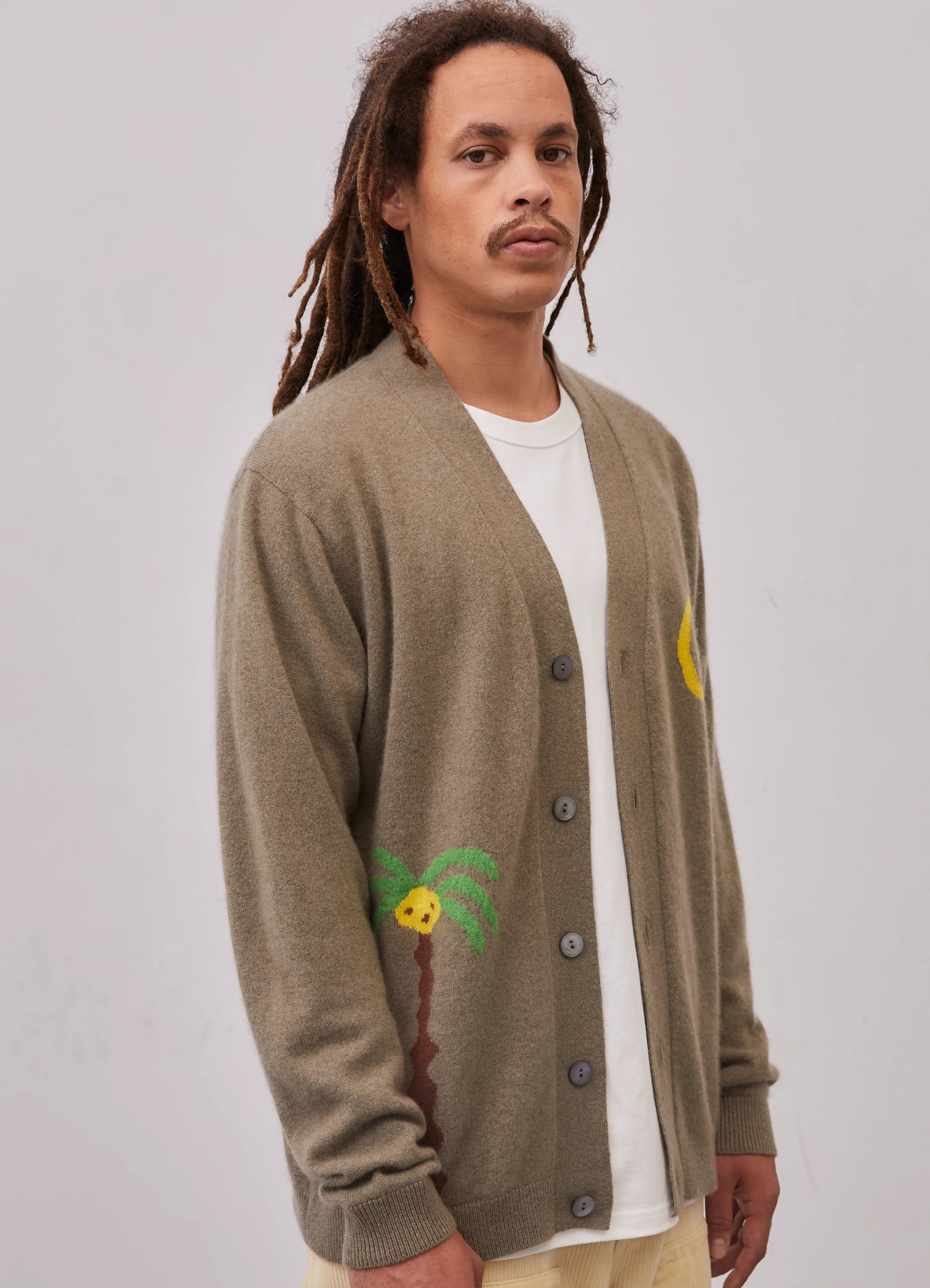Le mannequin mesure 1m83 et porte une taille L.