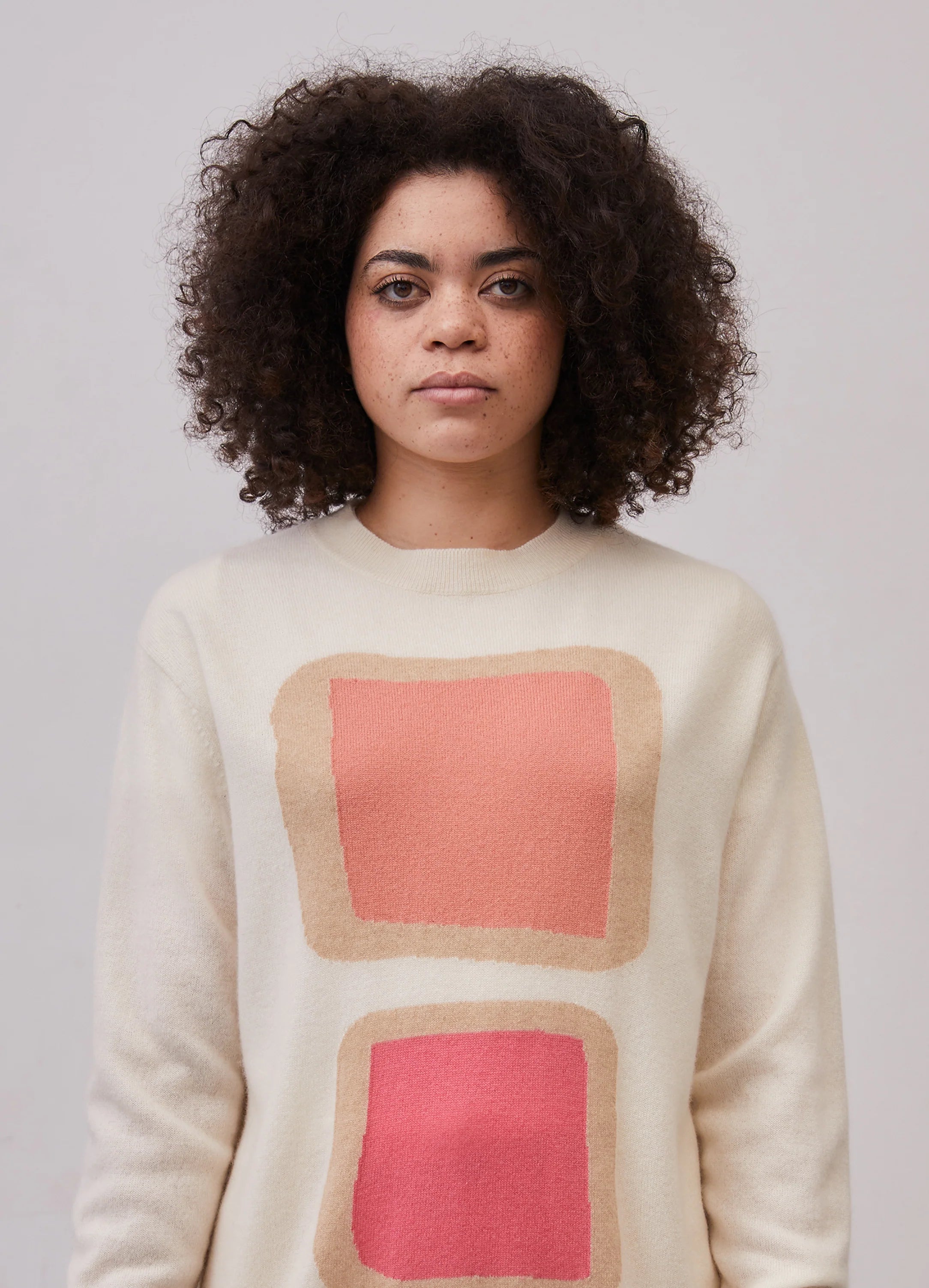 Le mannequin mesure 1m73 et porte une taille S.