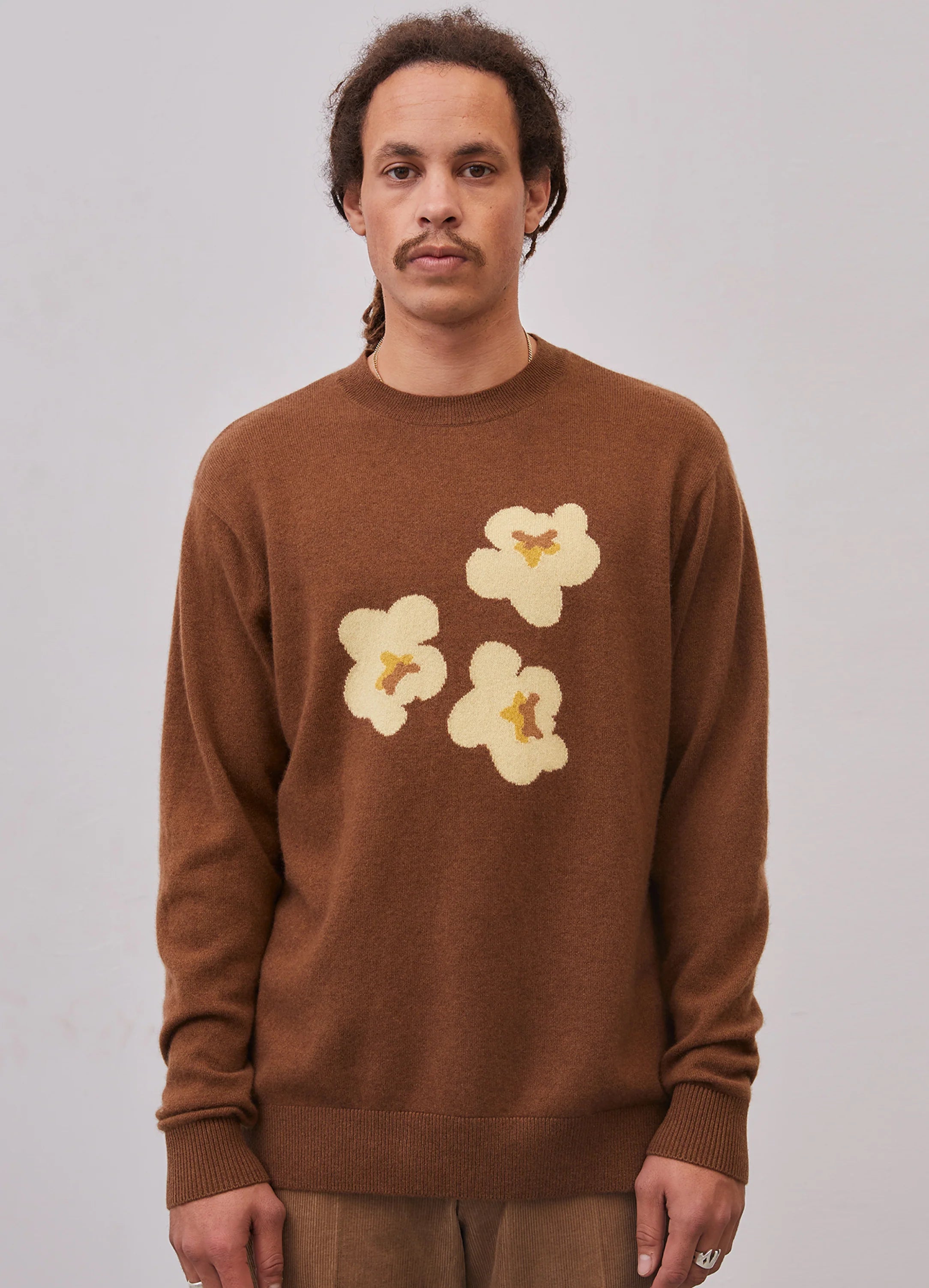 Le mannequin mesure 1m83 et porte une taille L.