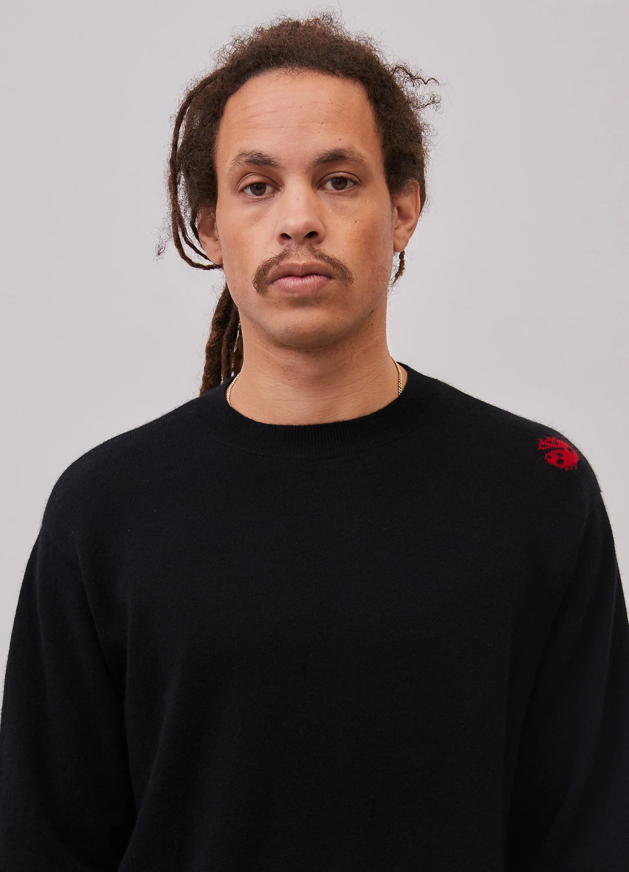 Le mannequin mesure 1m83 et porte une taille L.