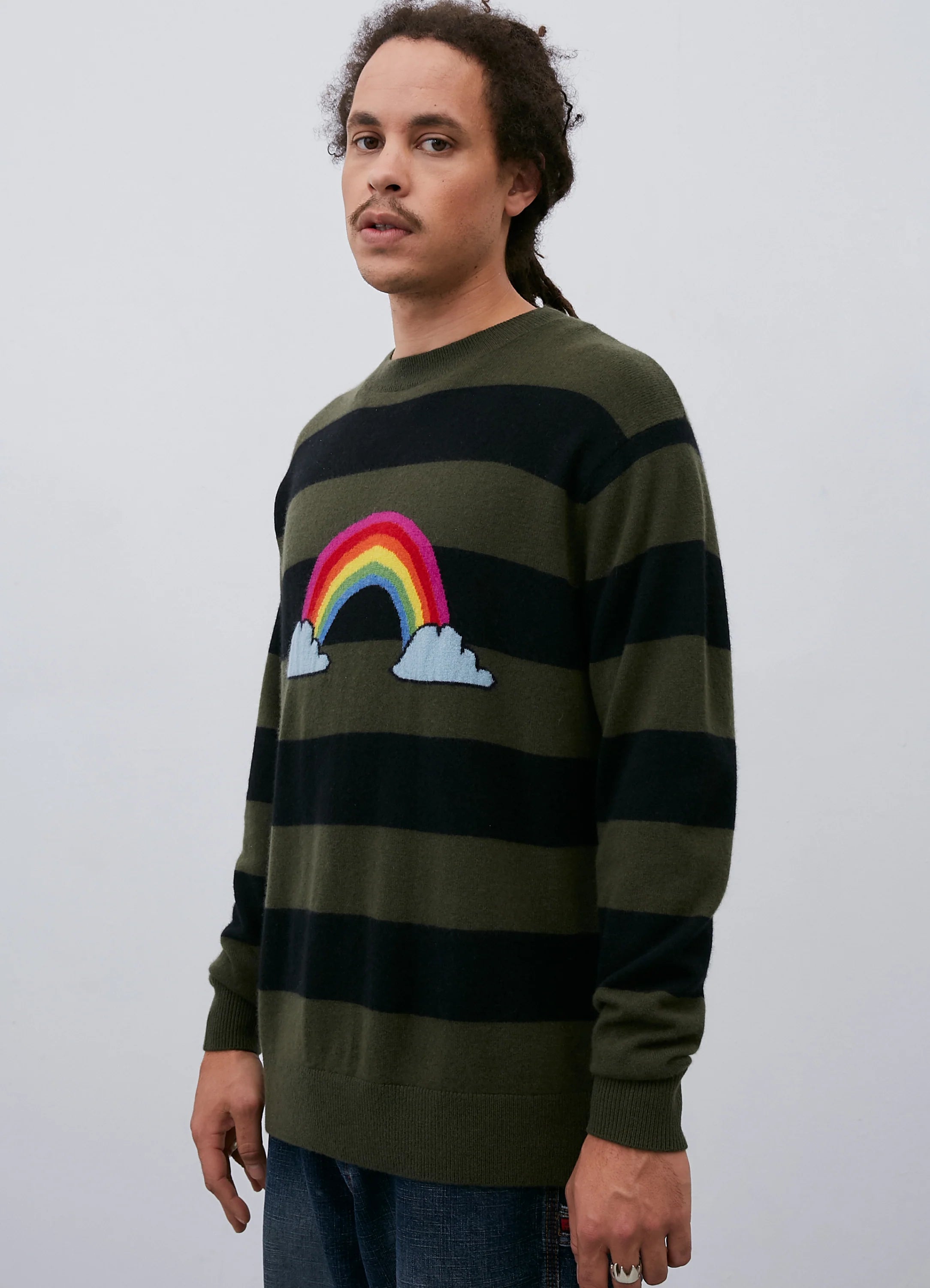 Le mannequin mesure 1m83 et porte une taille M.