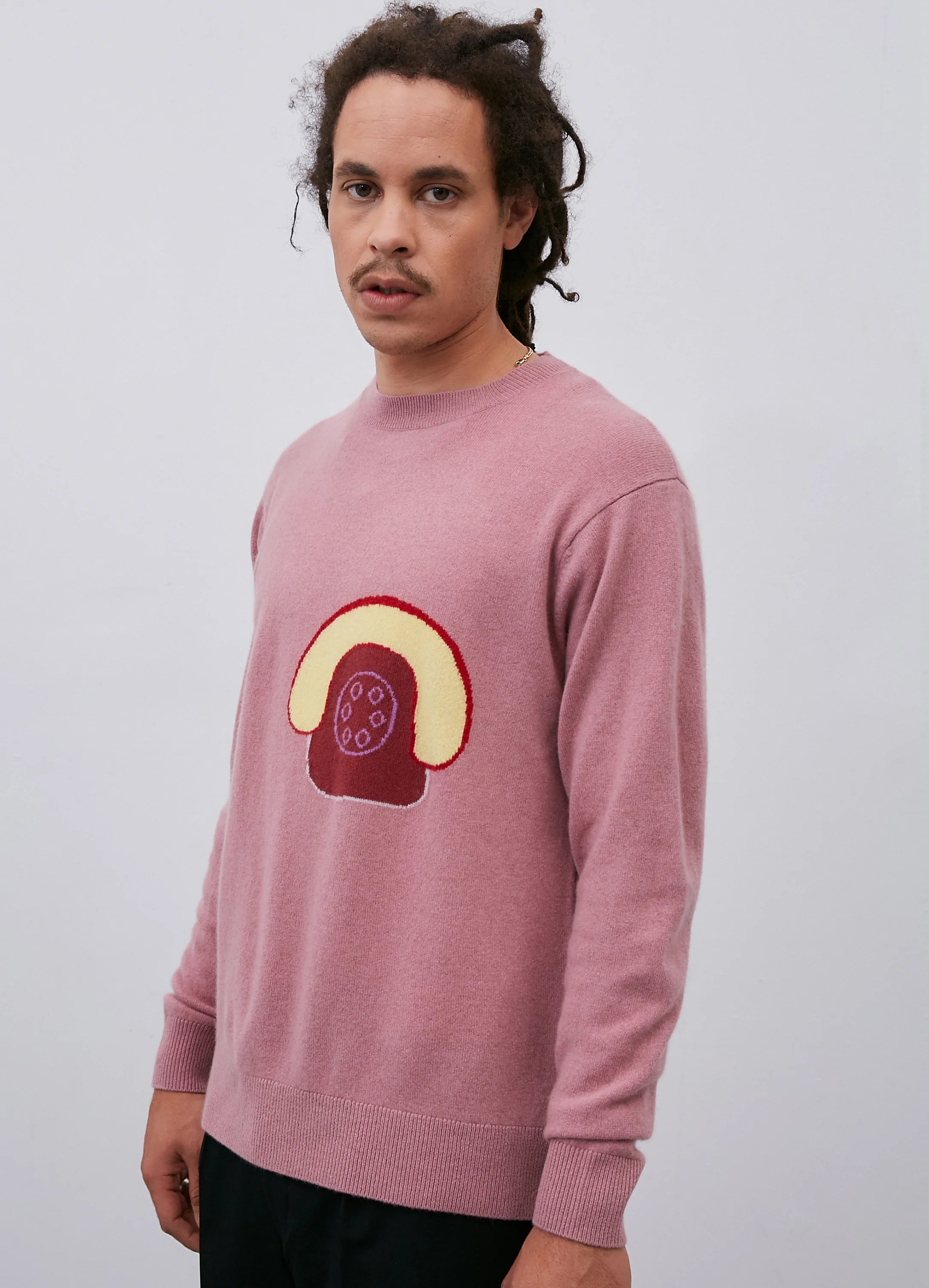 Le mannequin mesure 1m83 et porte une taille M.
