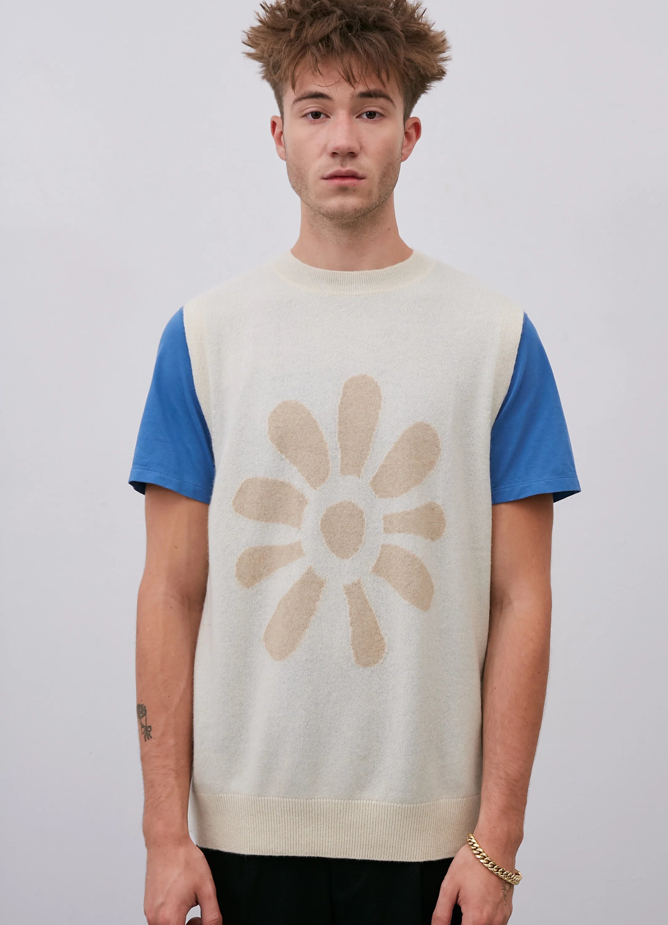 Le mannequin mesure 1m91 et porte une taille L.