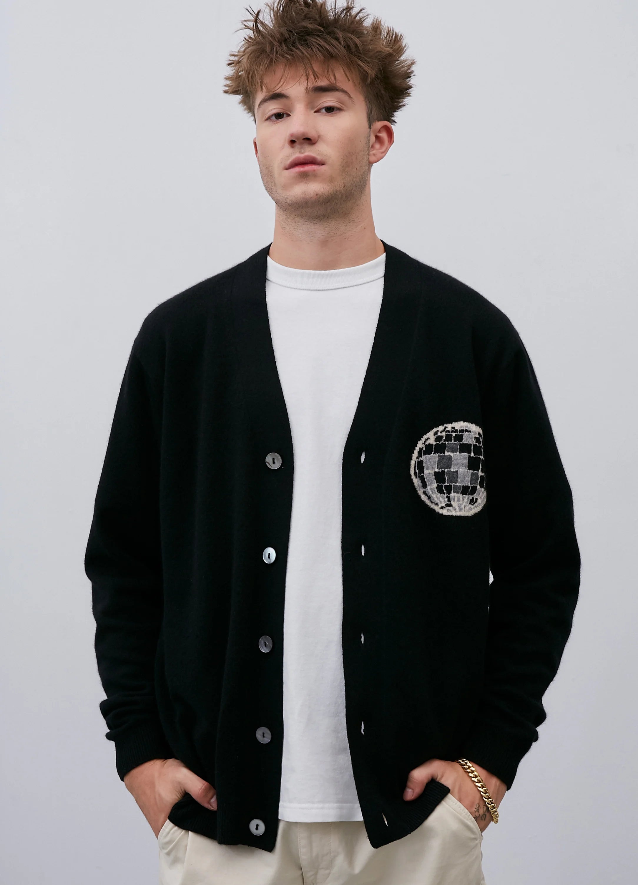 Le mannequin mesure 1m91 et porte une taille L.