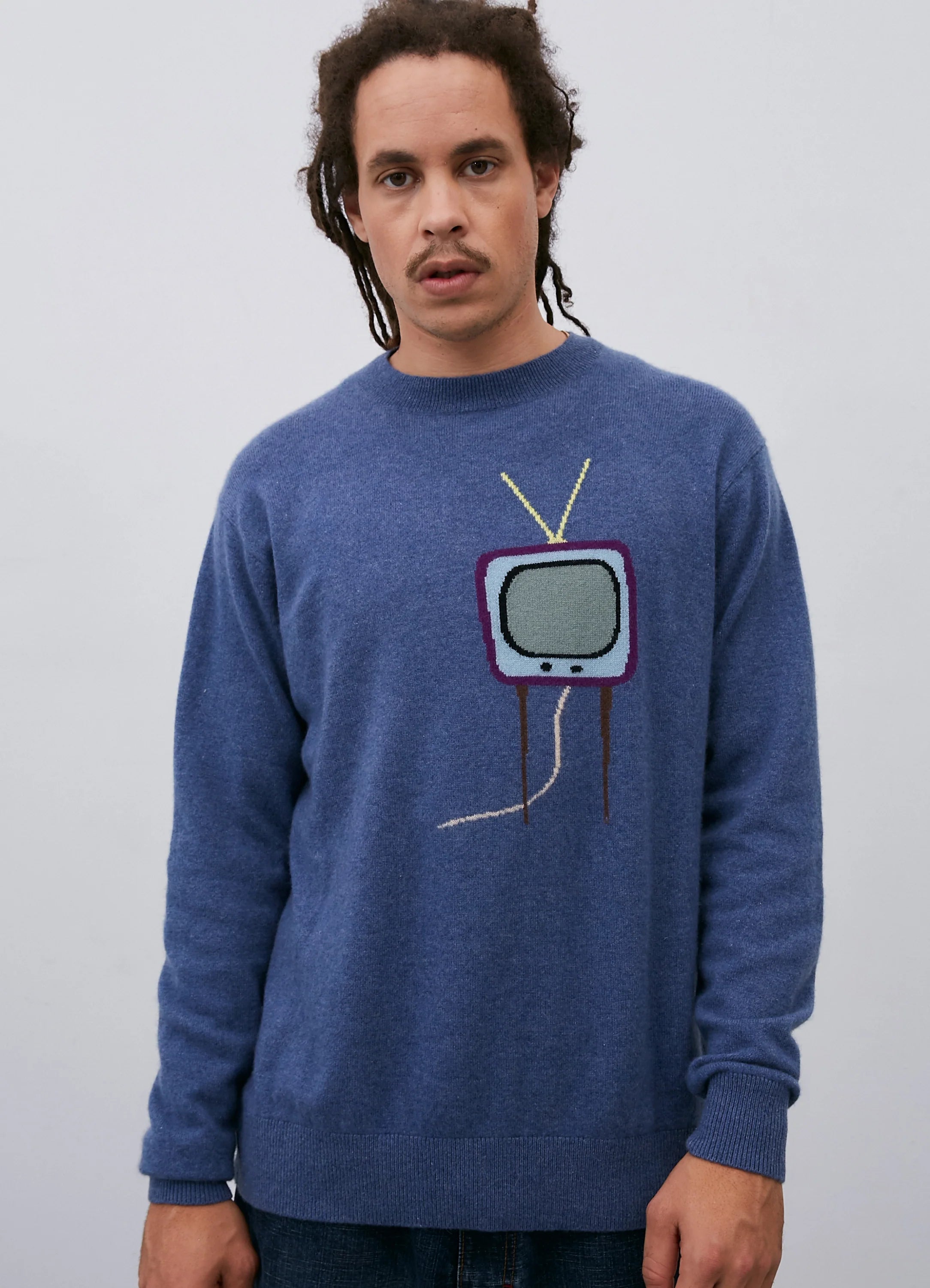Le mannequin mesure 1m83 et porte une taille M.