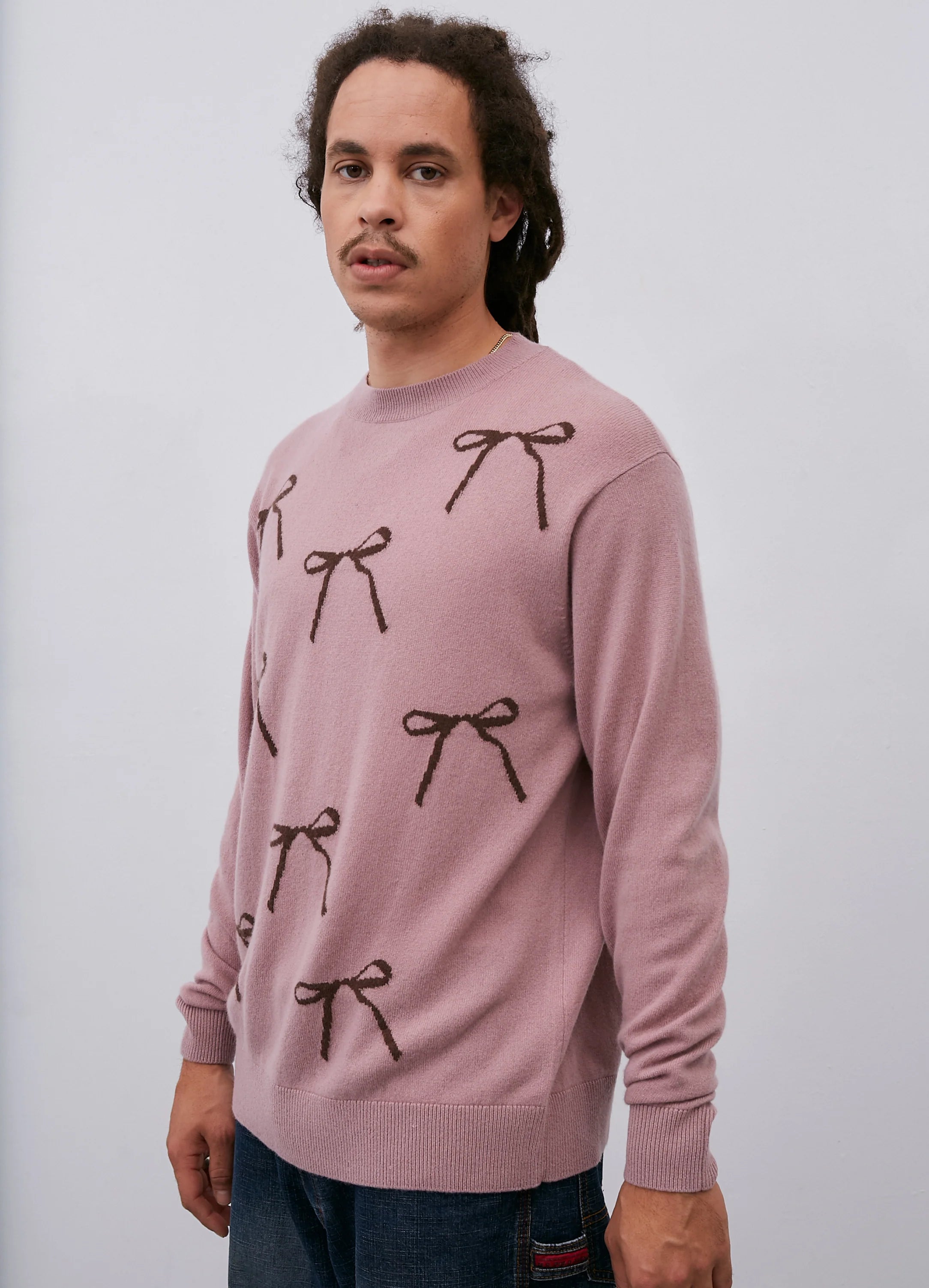 Le mannequin mesure 1m83 et porte une taille M.