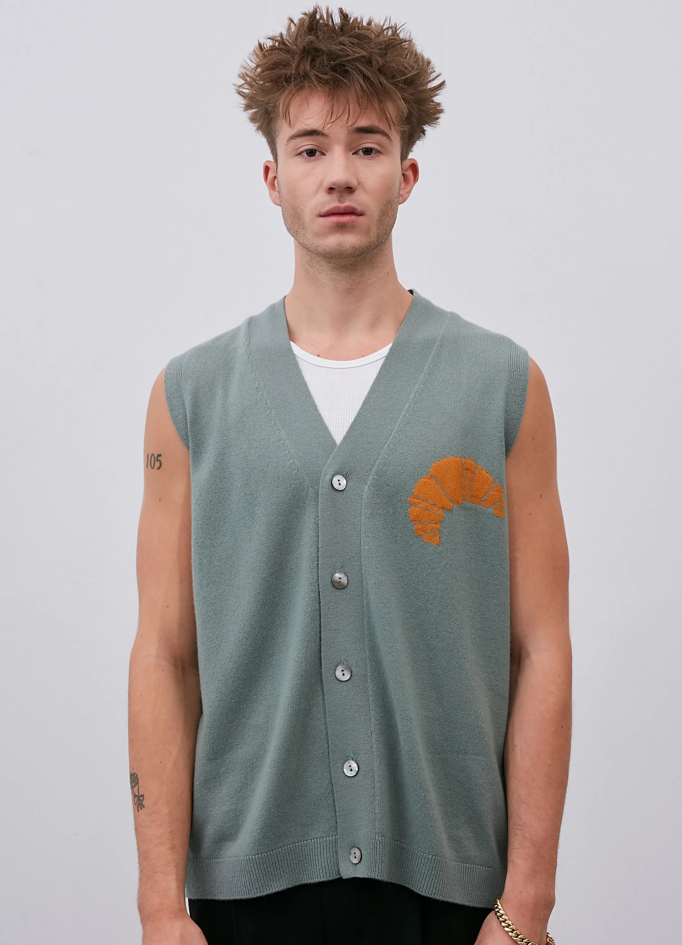 Le mannequin mesure 1m73 et porte une taille XS.
