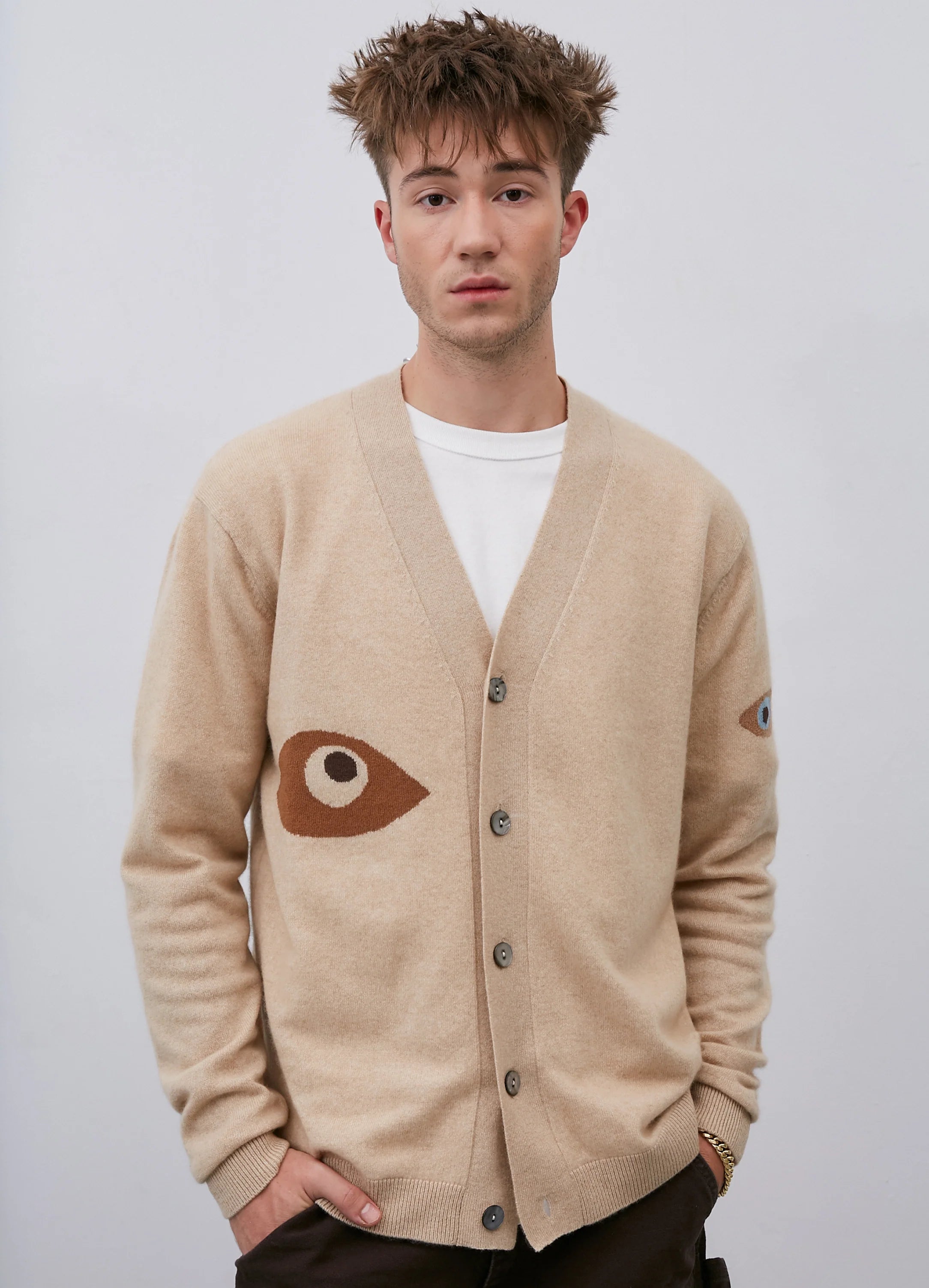 Le mannequin mesure 1m91 et porte une taille L.