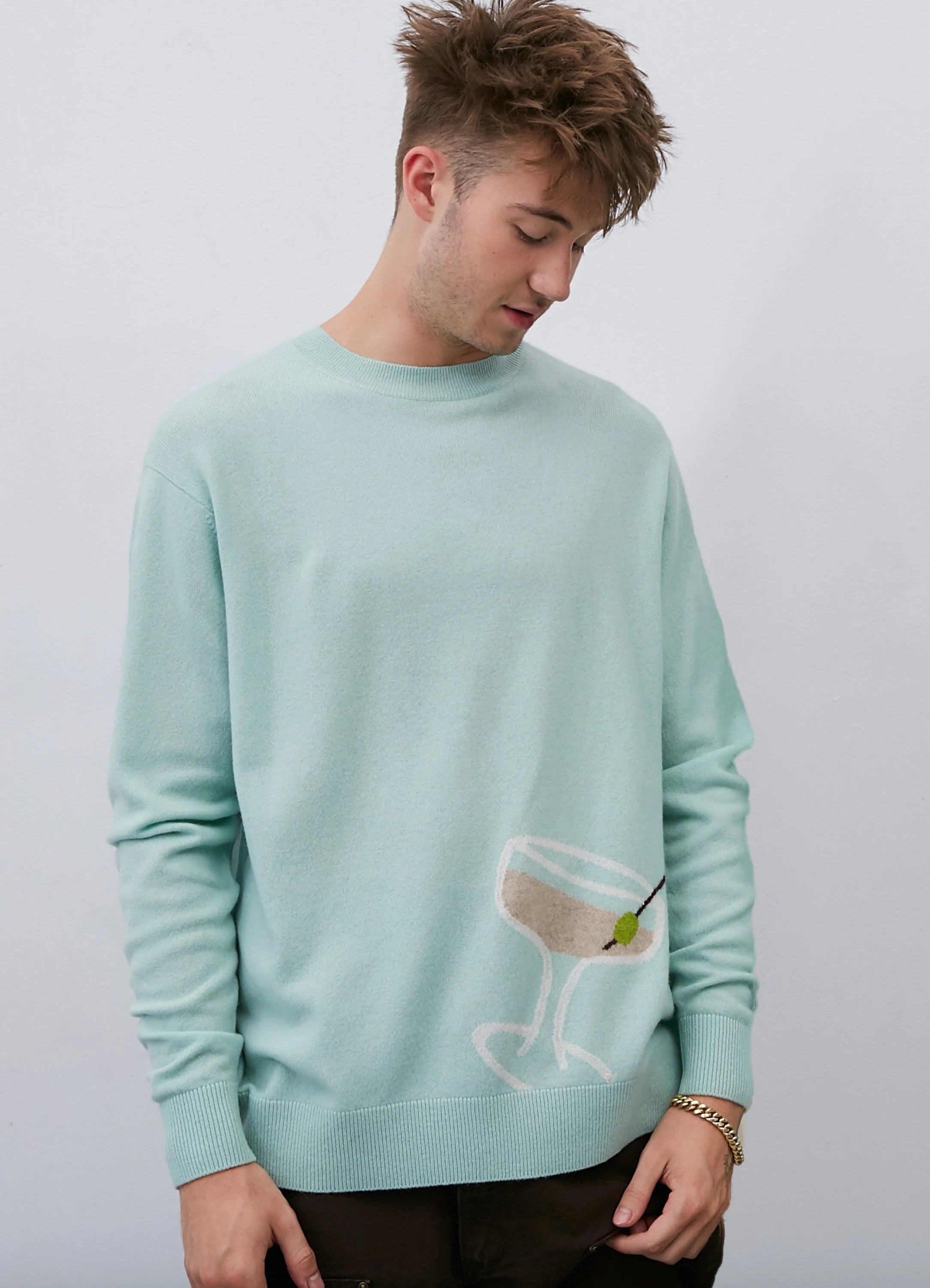 Le mannequin mesure 1m91 et porte une taille L.