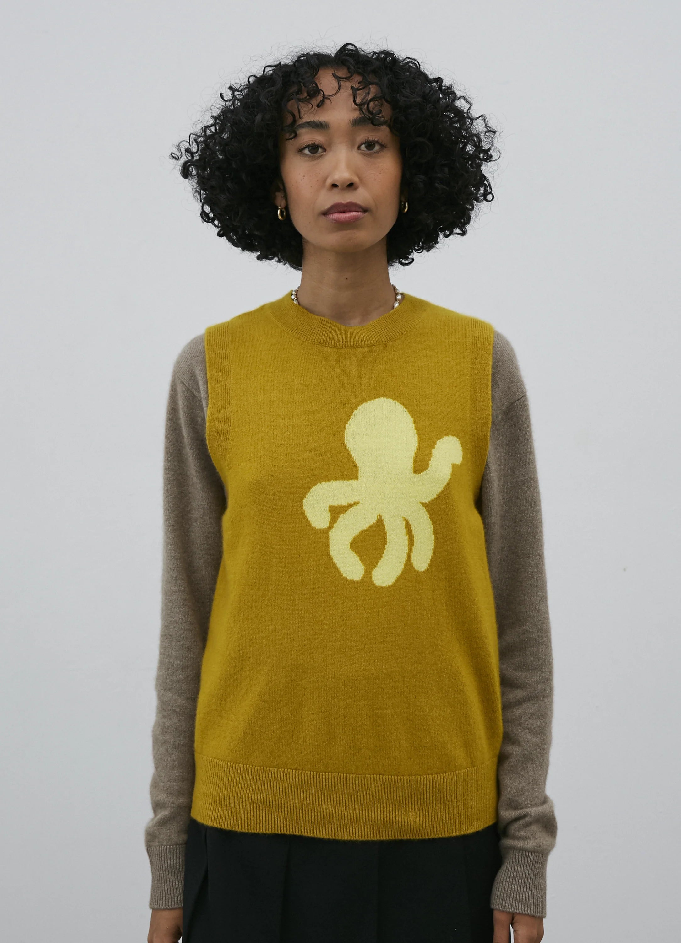 Le mannequin mesure 1m78 et porte une taille XS.