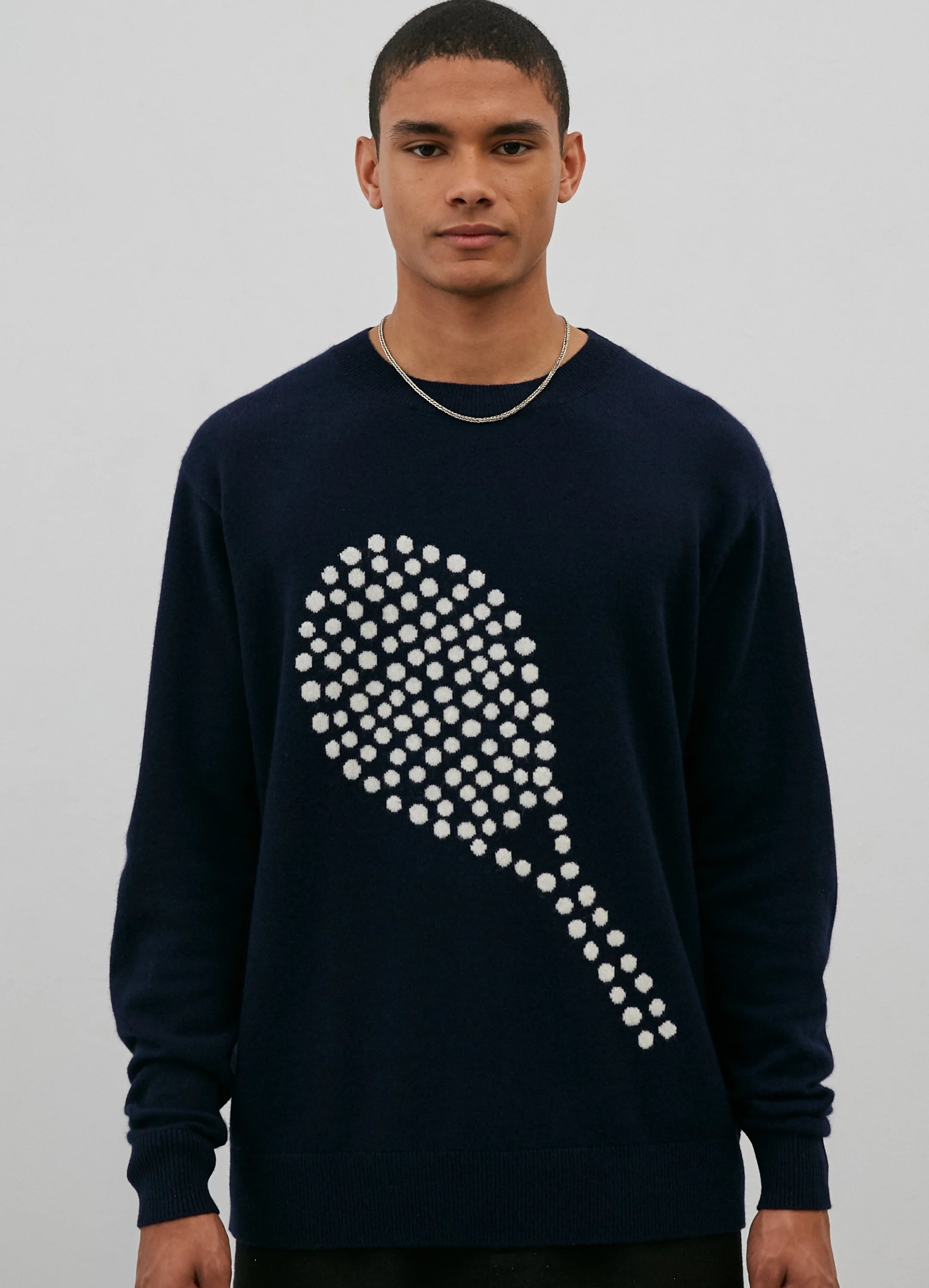 Le mannequin mesure 1m85 et porte une taille M.