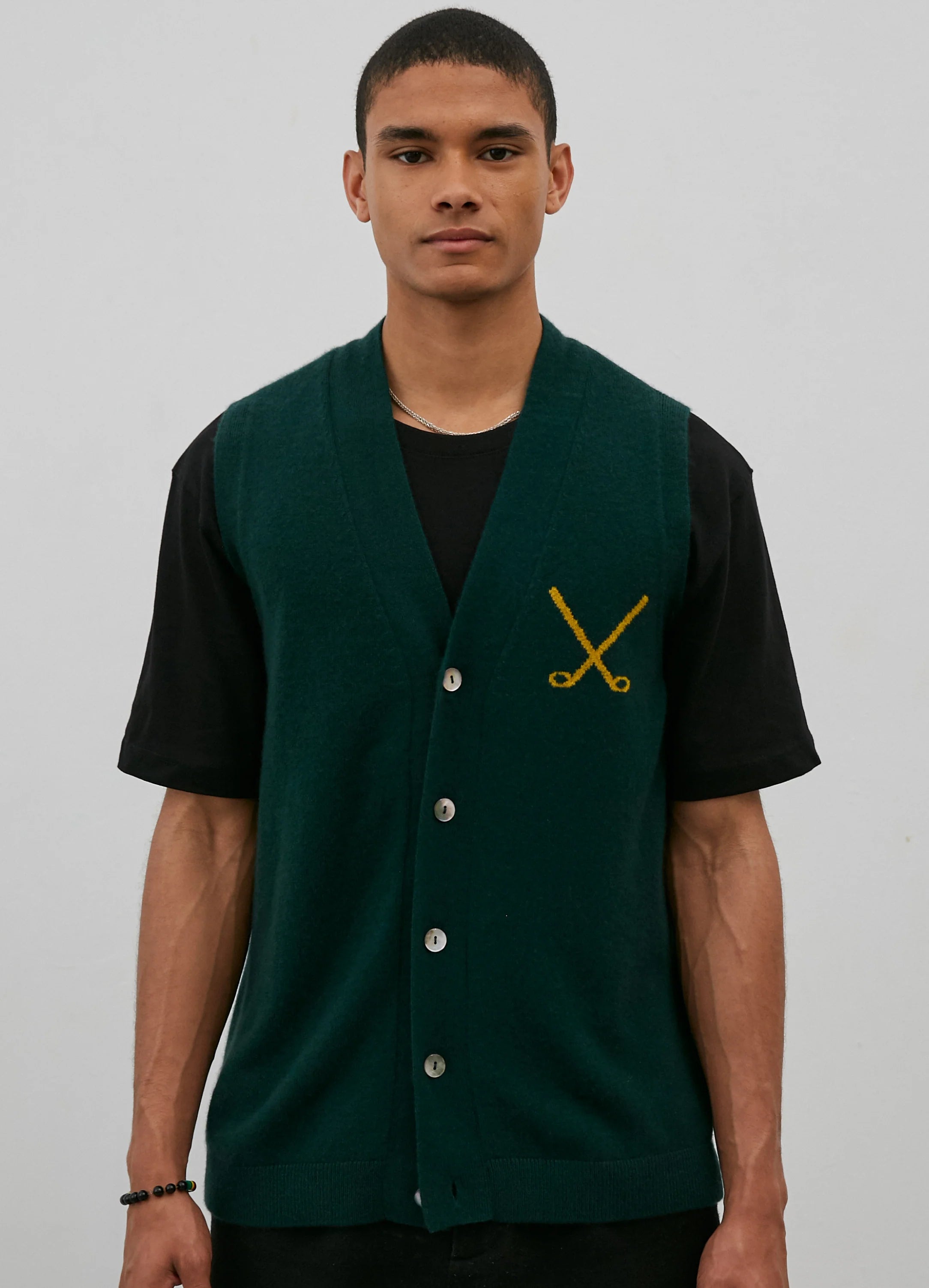 Le mannequin mesure 1m85 et porte une taille M.