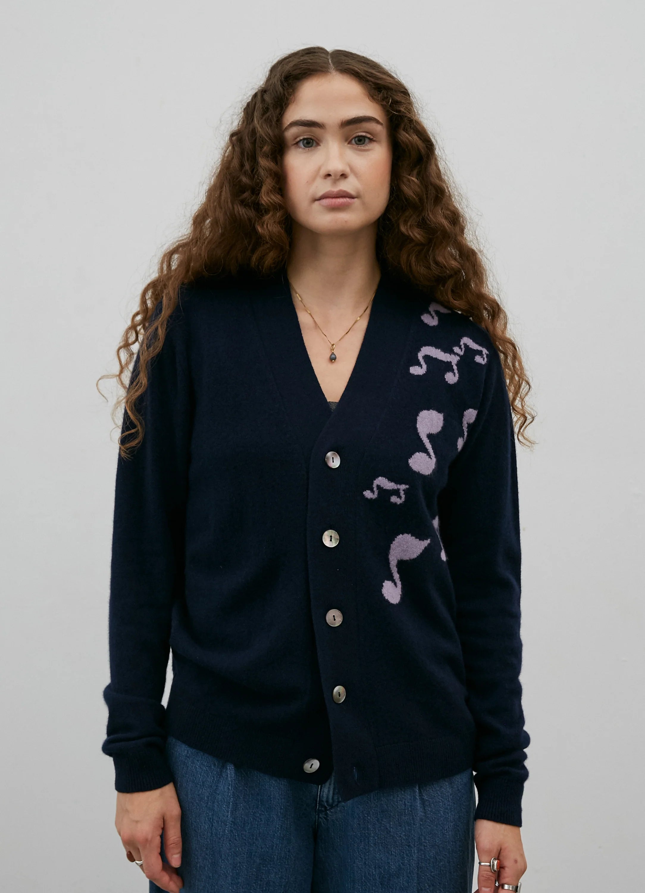 Le mannequin mesure 1m75 et porte une taille XS.