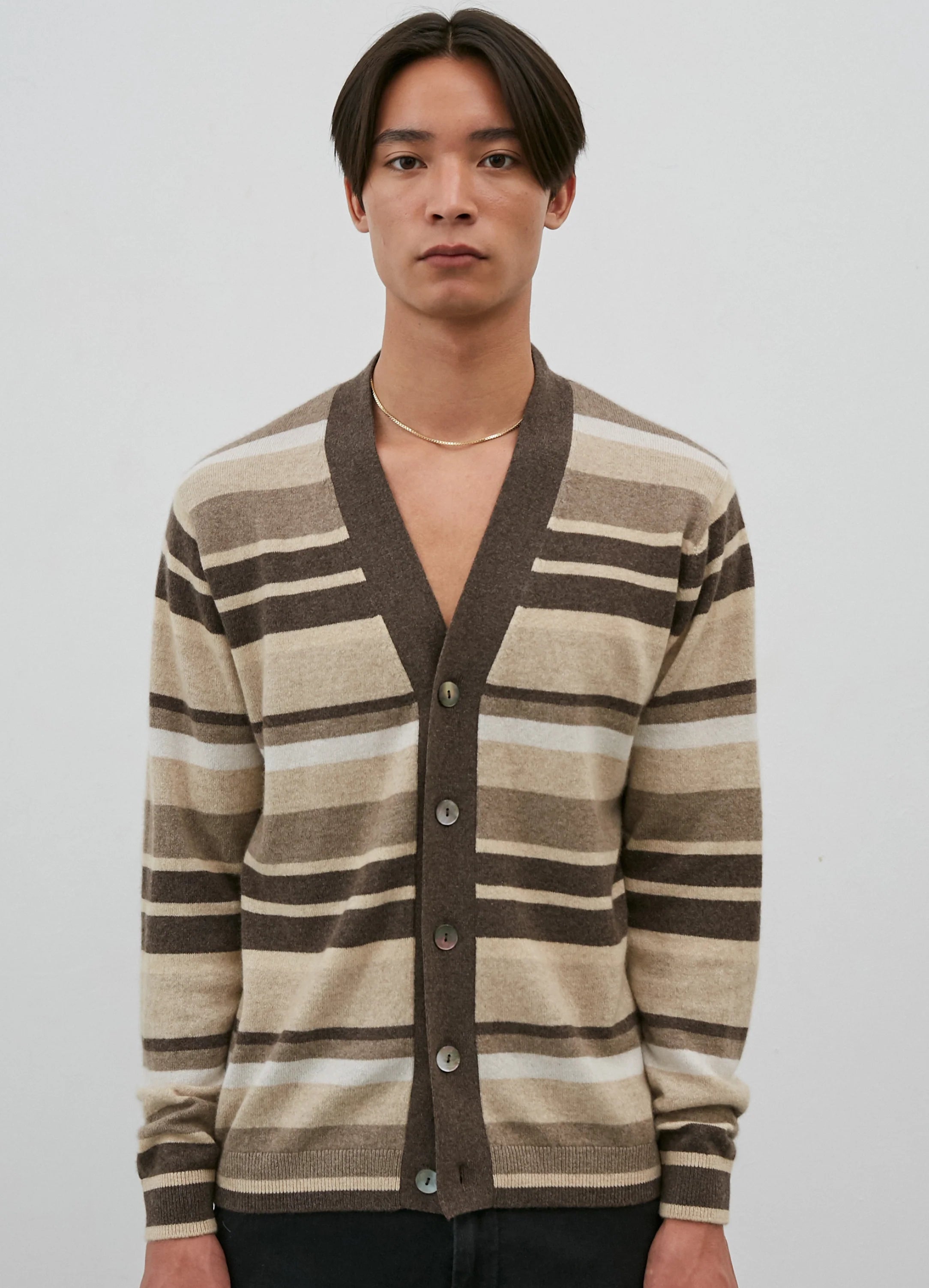 Le mannequin mesure 1m88 et porte une taille M.