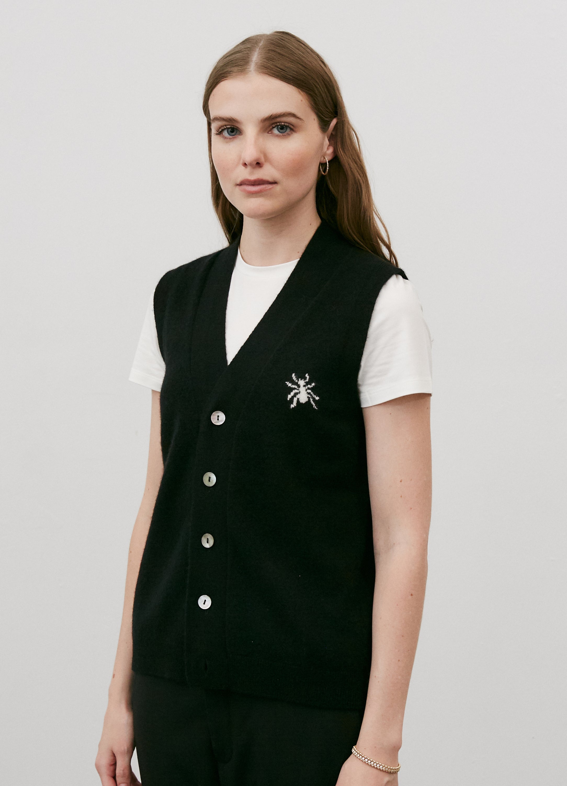 Le mannequin mesure 1m75 et porte une taille XXS.