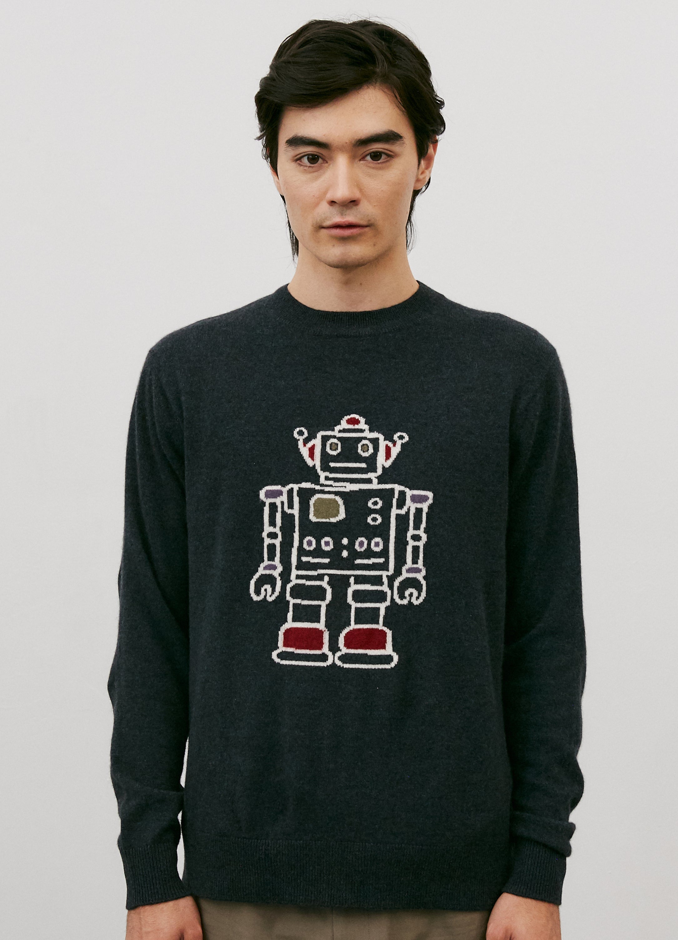 Le mannequin mesure 1m88 et porte une taille M.