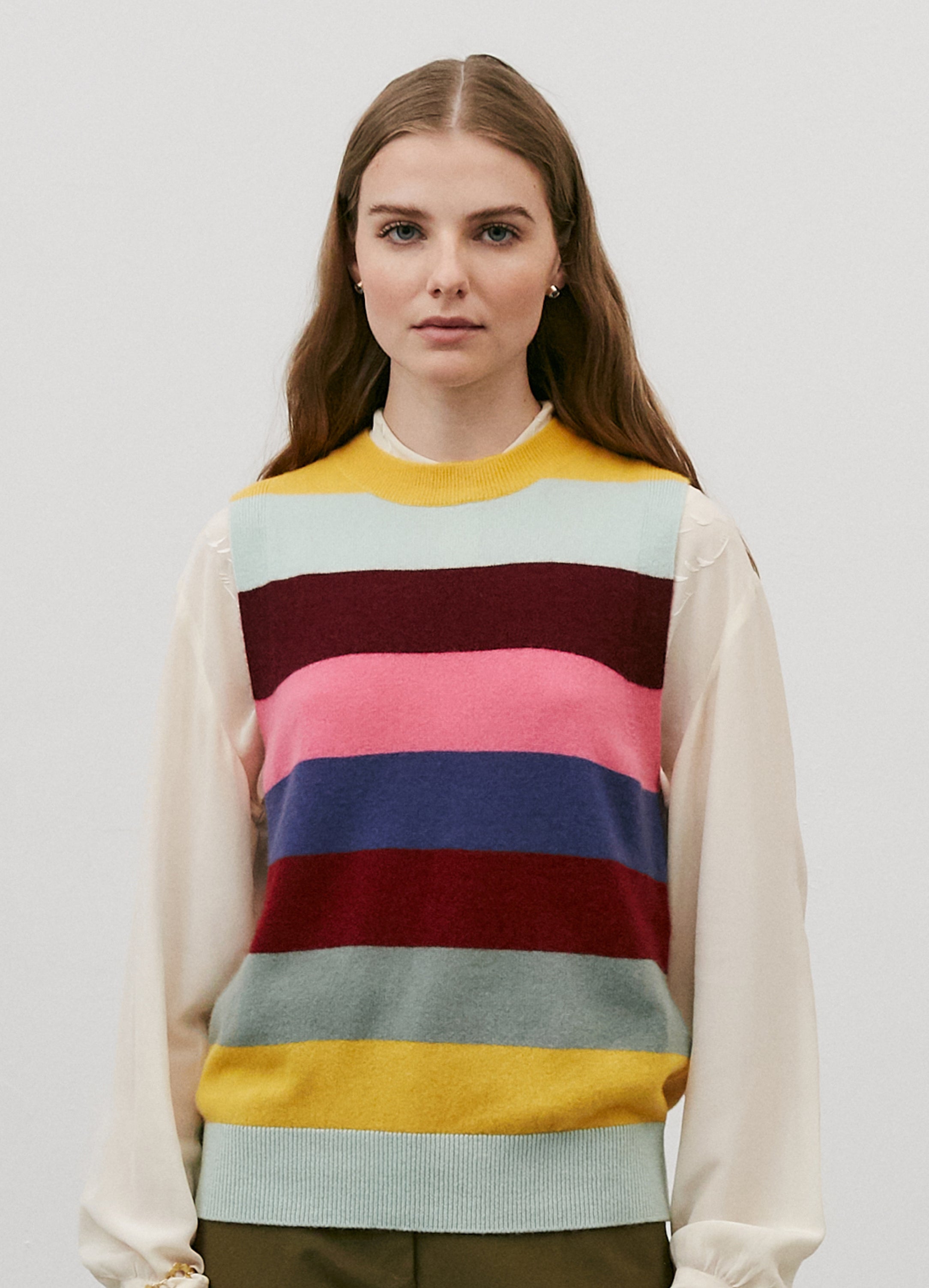Le mannequin mesure 1m75 et porte une taille XXS.