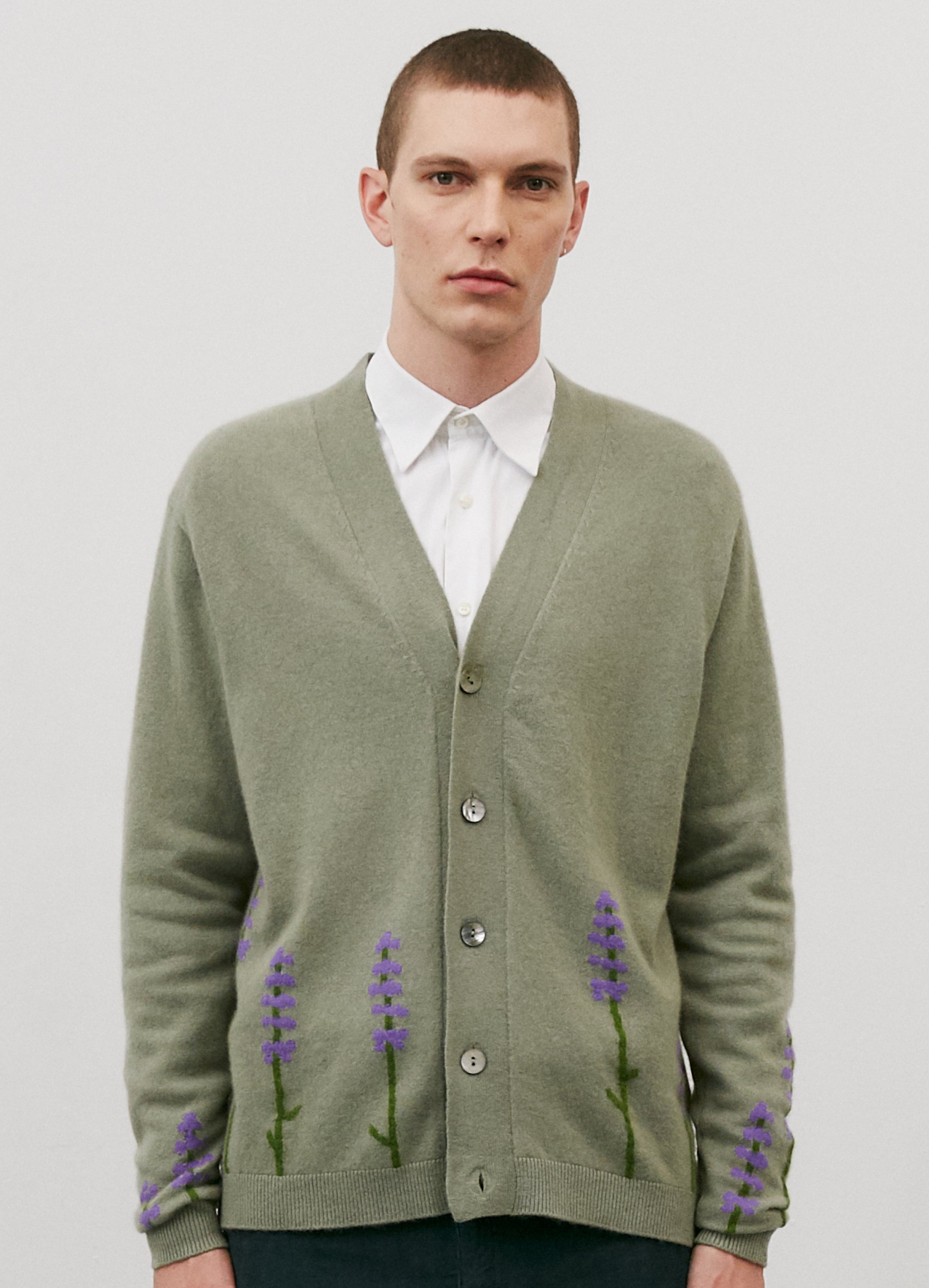 Le mannequin mesure 1m90 et porte une taille L.