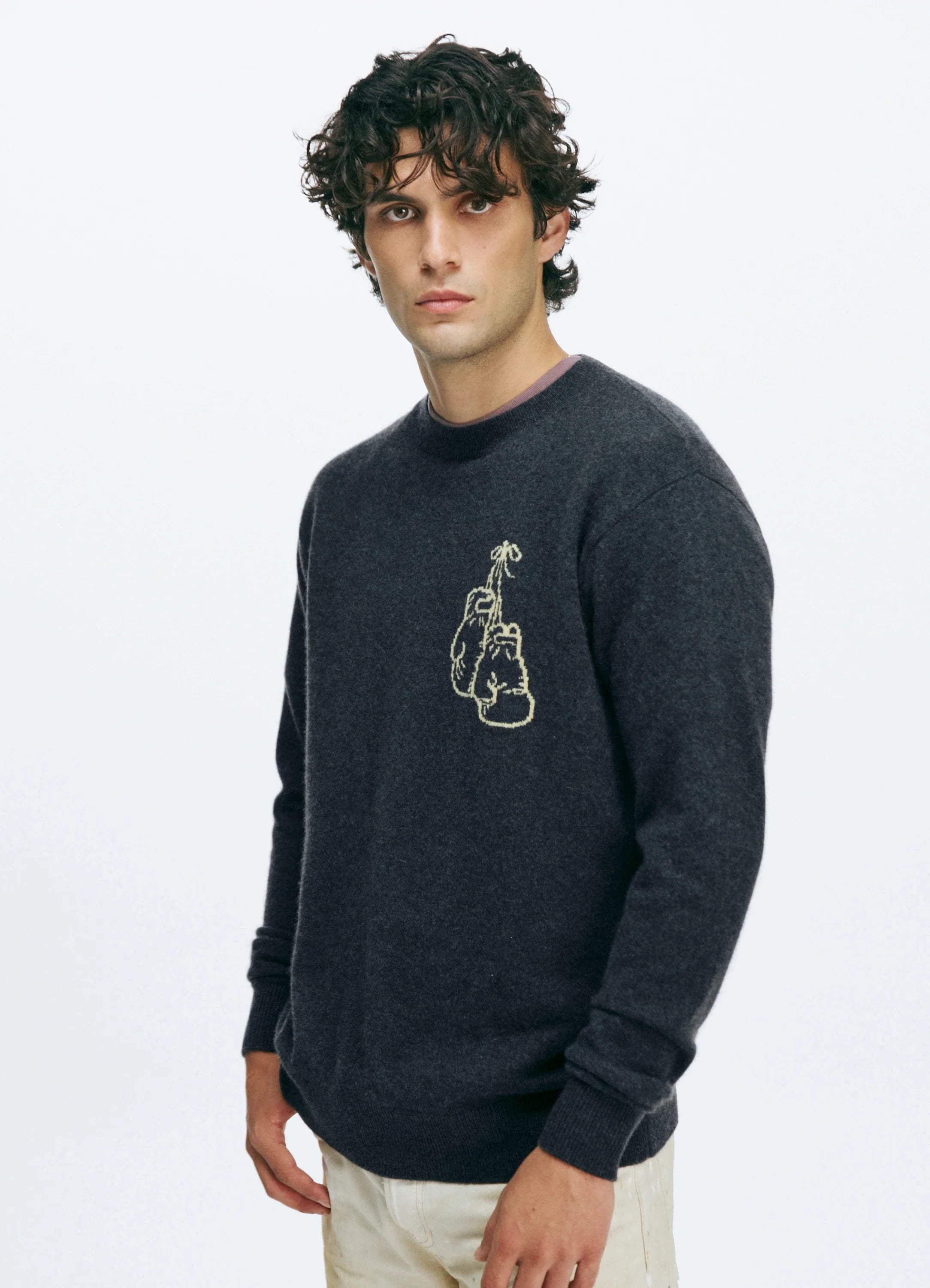 Le mannequin mesure 1m89 et porte une taille L.