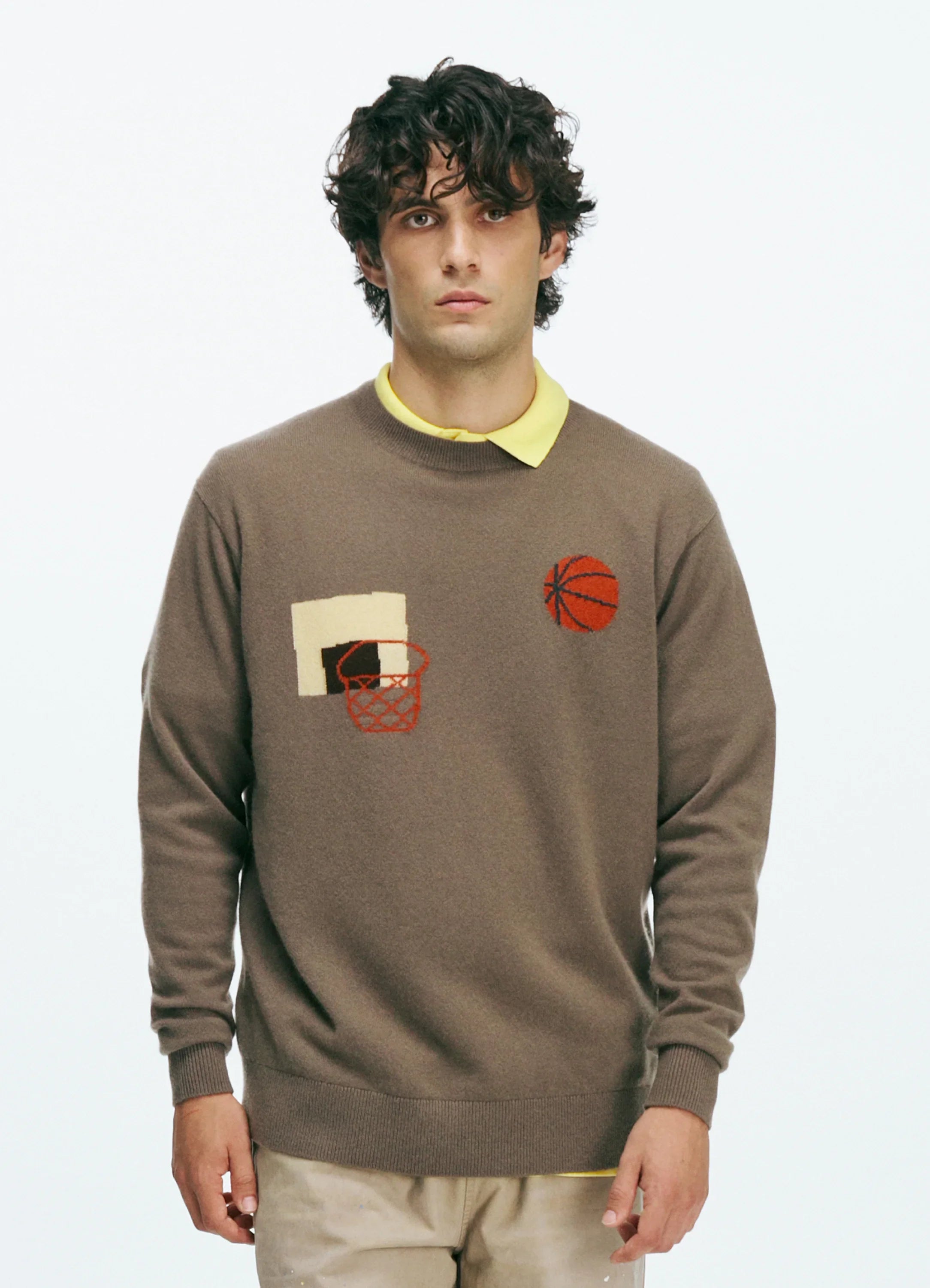 Le mannequin mesure 1m89 et porte une taille L.