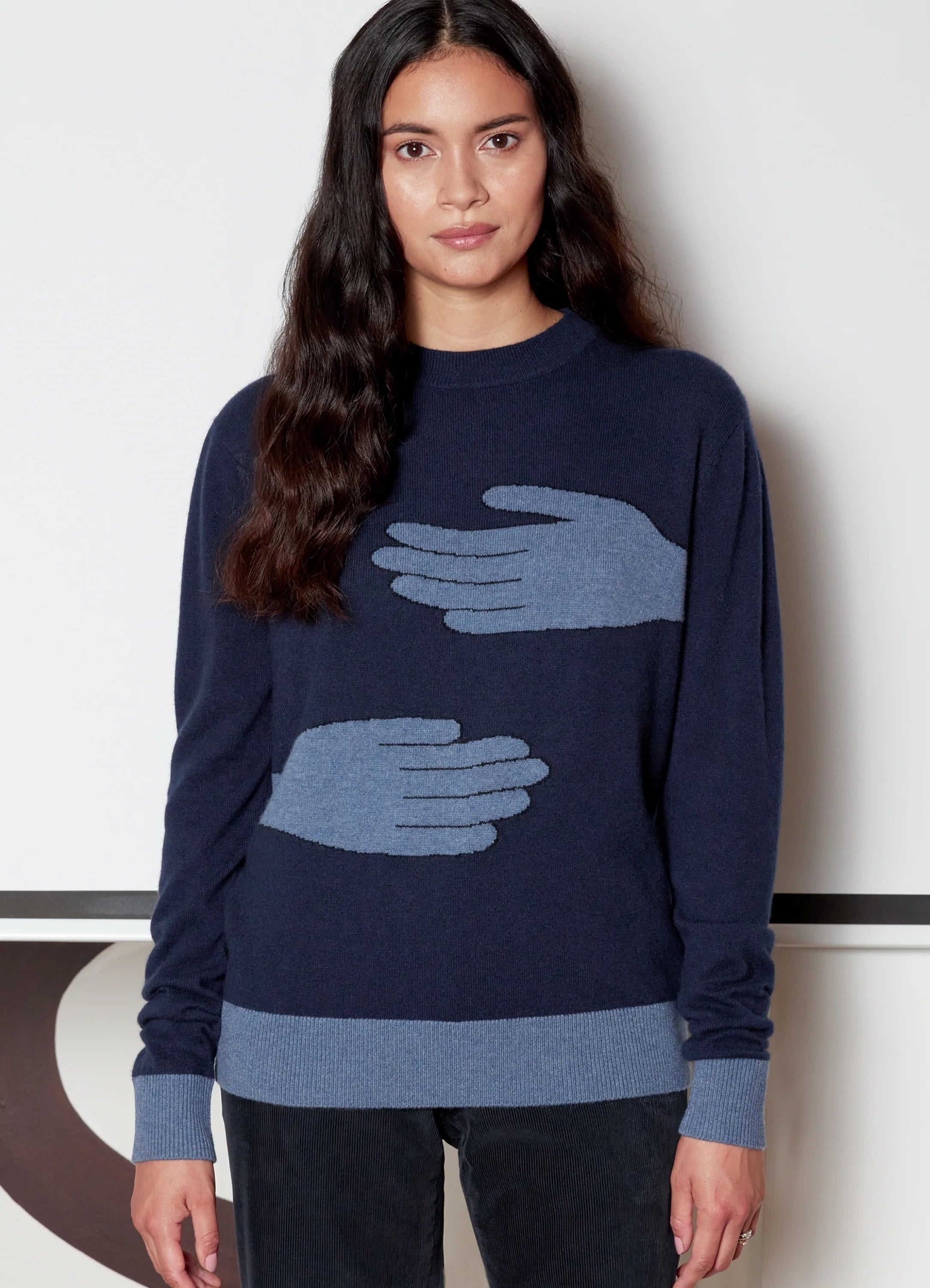 Le mannequin mesure 1m80 et porte une taille S.