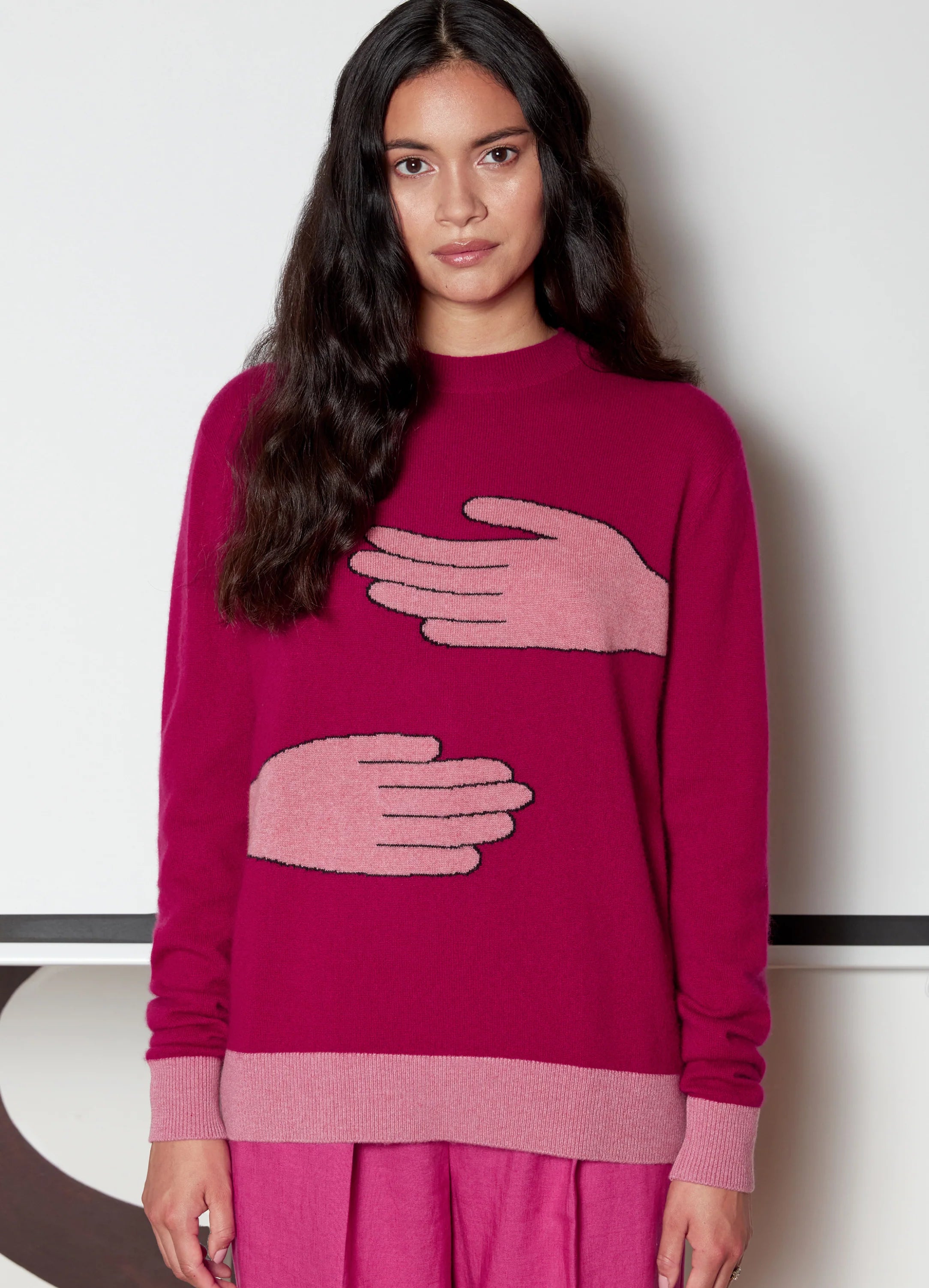 Le mannequin mesure 1m80 et porte une taille S.
