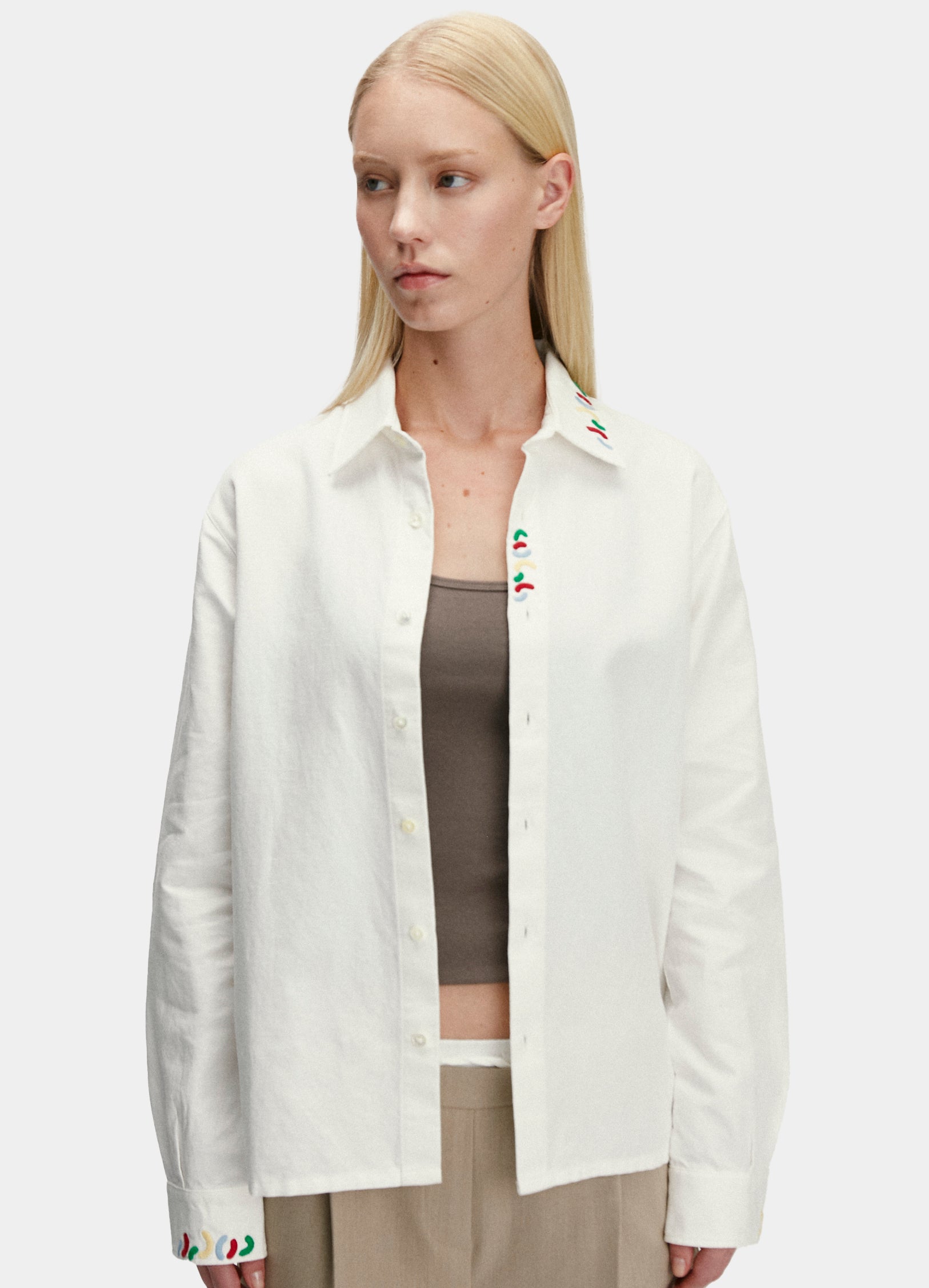 Le mannequin mesure 1m75 et porte une taille XXS.