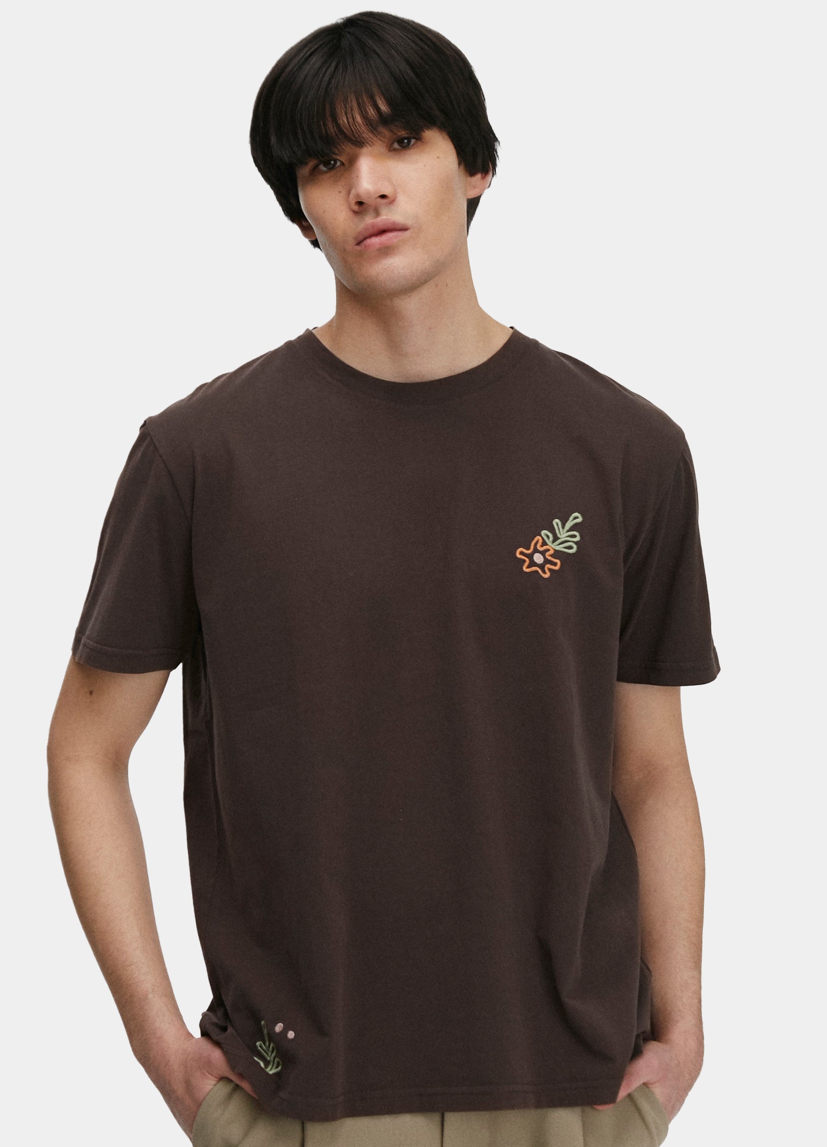 Le mannequin mesure 1m88 et porte une taille L.