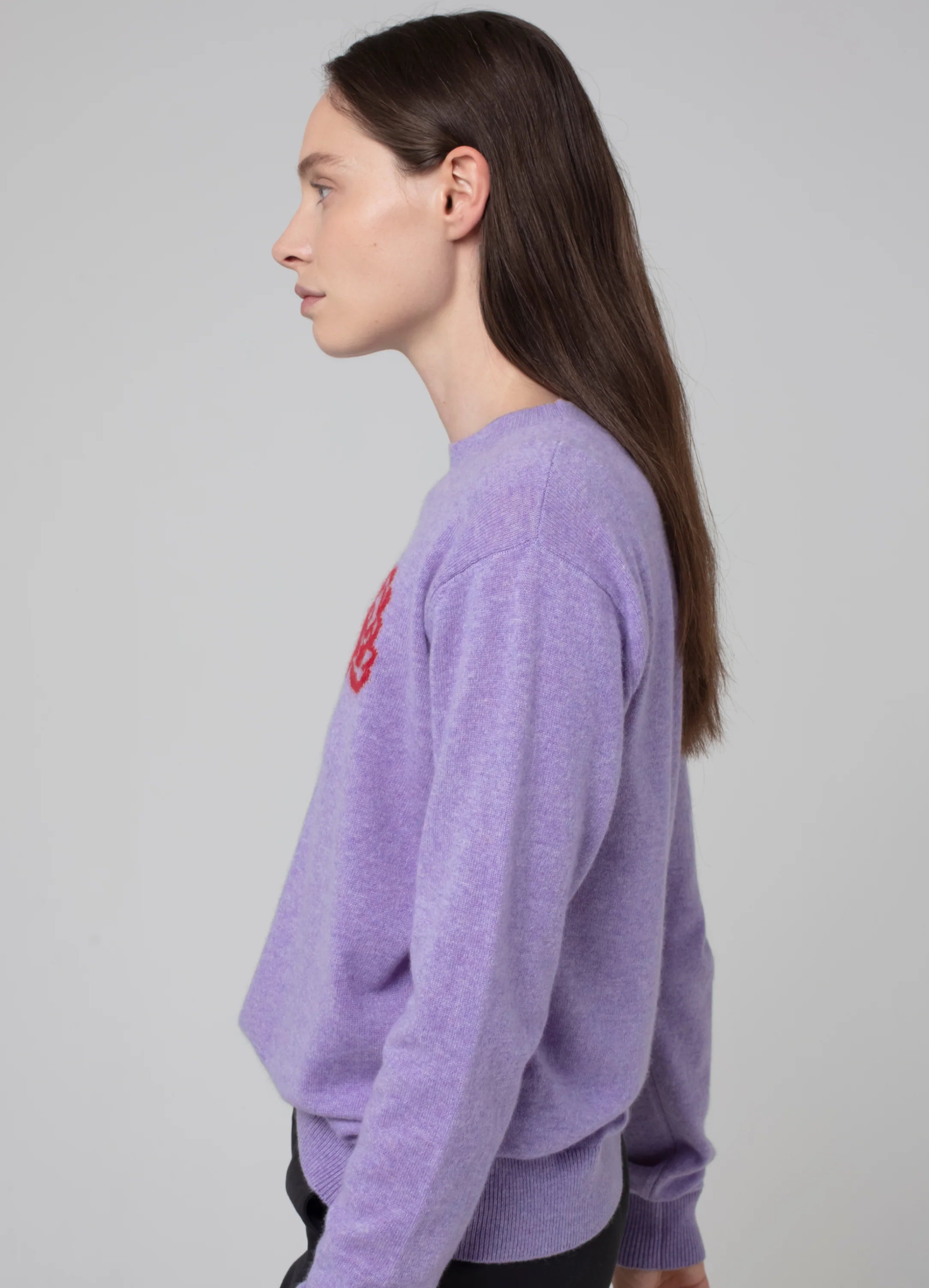 Le mannequin mesure 1m80 et porte une taille S.