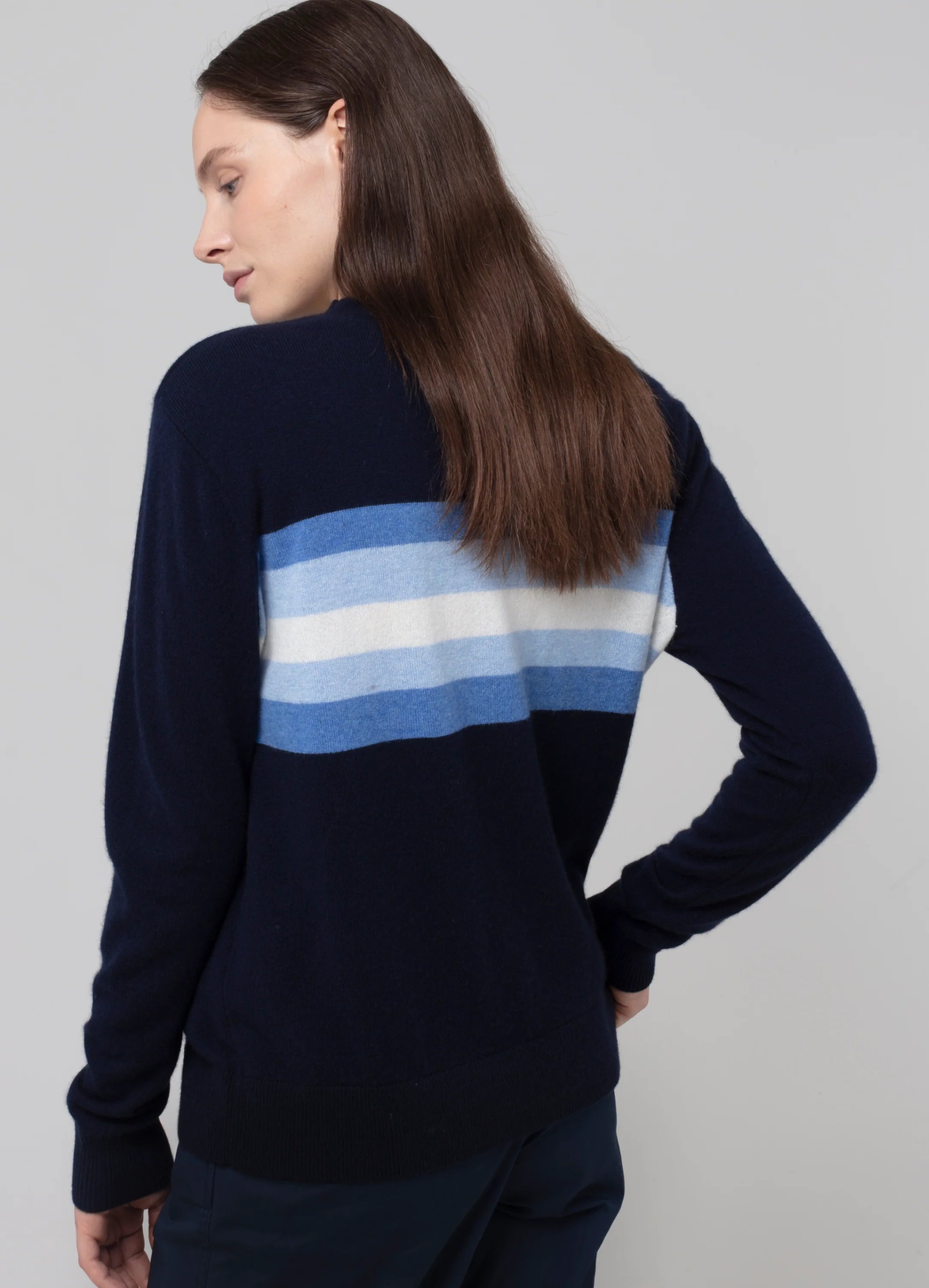 Le mannequin mesure 1m80 et porte une taille S.
